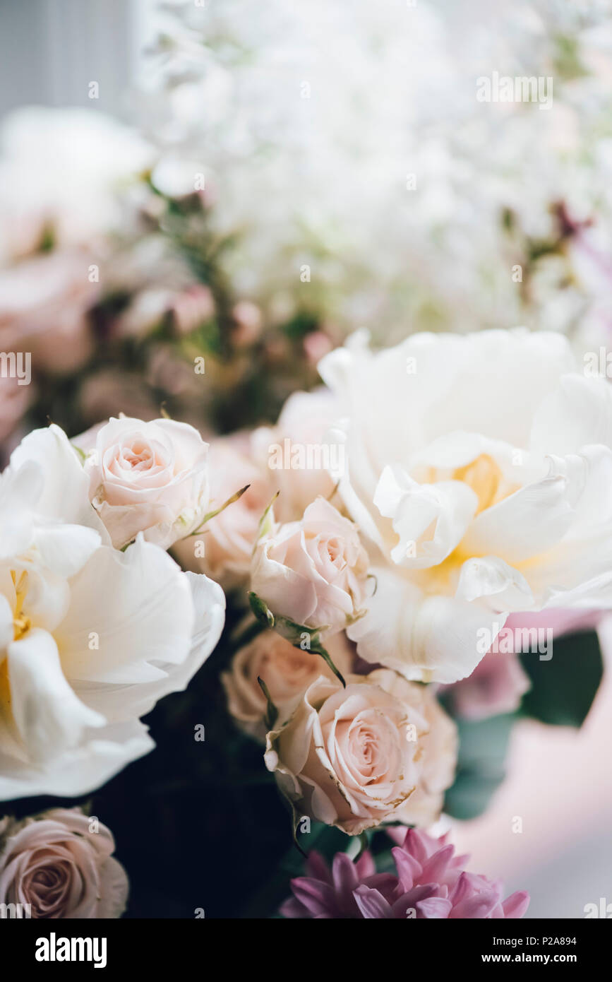 Belle fleur bouquet de roses, pivoines, jacinthes, vue en gros Banque D'Images