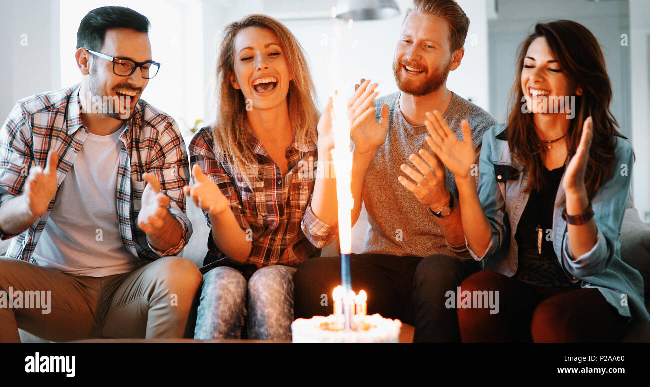 Jeune Groupe de happy friends celebrating birthday Banque D'Images