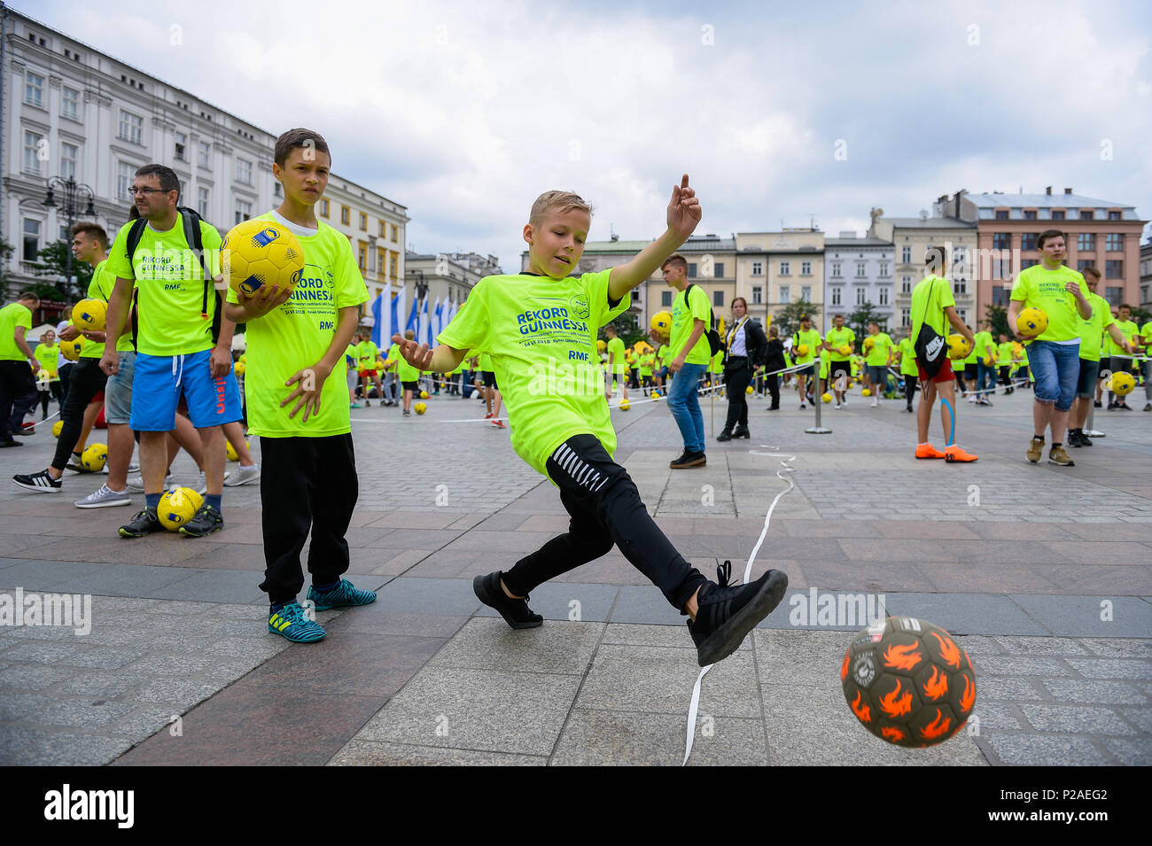 Les pratiques des enfants avec une balle avant la "tentative de briser le record Guiness pour le plus grand nombre de gens garder la balle en l'air" à Cracovie. Selon les organisateurs, le record a été battu par 1561 personnes chipping' la balle pendant au moins 10 secondes dans l'air. L'événement a lieu sur l'ouverture de la Coupe du Monde en Russie. Banque D'Images