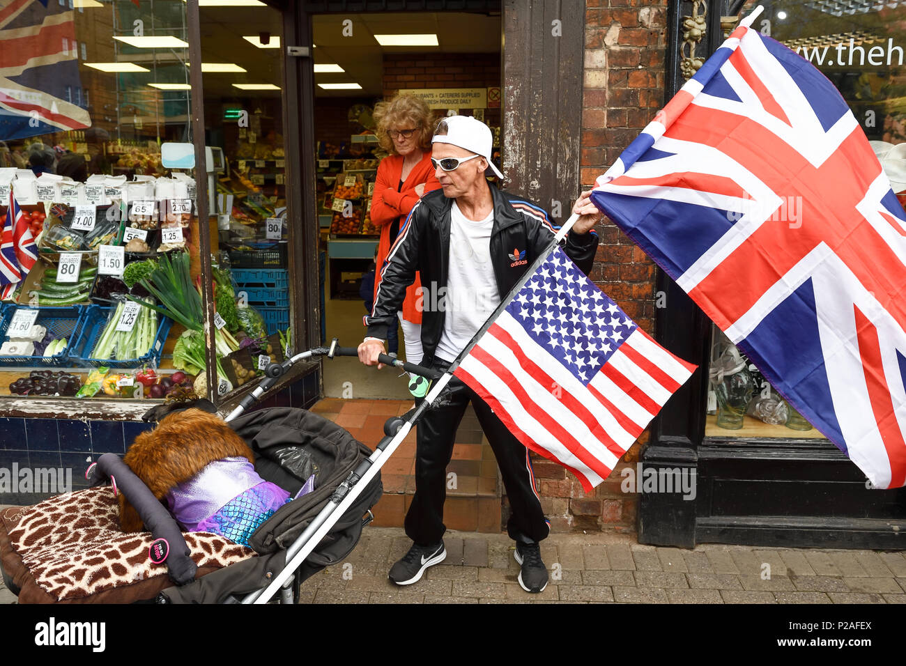 Chester, Royaume-Uni. 14 juin 2018. Un ventilateur Royal attend l'arrivée de la Reine et de la duchesse de Kent pour ouvrir officiellement le Storyhouse théâtre, bibliothèque et des arts de la scène avant d'avoir le déjeuner dans l'hôtel de ville. Crédit : Andrew Paterson/Alamy Live News Banque D'Images