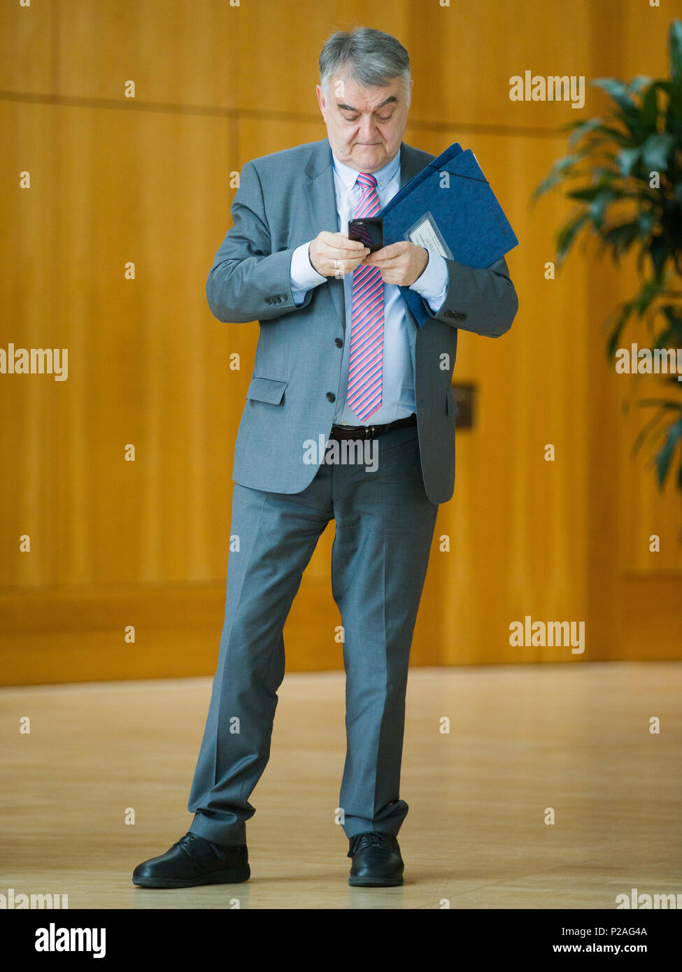 14 juin 2018, l'Allemagne, Düsseldorf : Ministre de l'Intérieur de Rhénanie du Nord-Westphalie à partir de l'Union chrétienne-démocrate (CDU), Herbet Reul, debout dans le parlement de l'état où il est à propos de l'homme tunisien arrêté à Cologne qui produisait de l'weaponds biologique dans son appartement. Photo : afp/Vennenbernd Rolf Banque D'Images