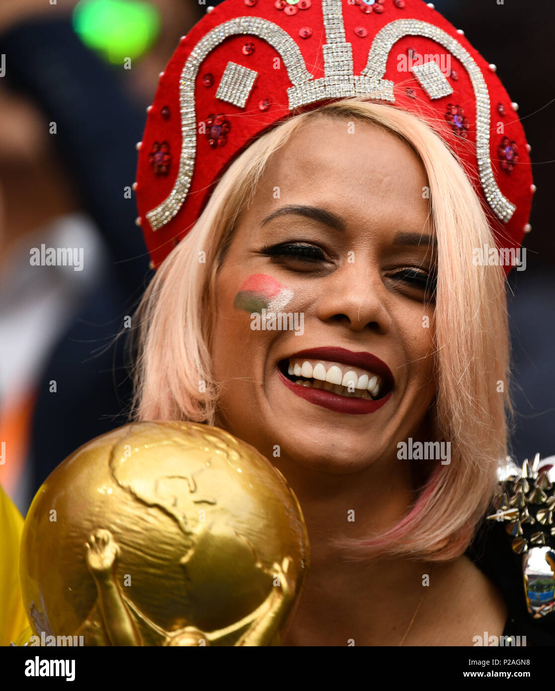 Stade Luzhniki, Moscou, Russie. 14 Juin, 2018. Coupe du Monde FIFA Football 2018, Groupe A, la Russie par rapport à l'Arabie Saoudite ; Fédération de ventilateur dans fancy dress : Action Crédit Plus Sport/Alamy Live News Banque D'Images