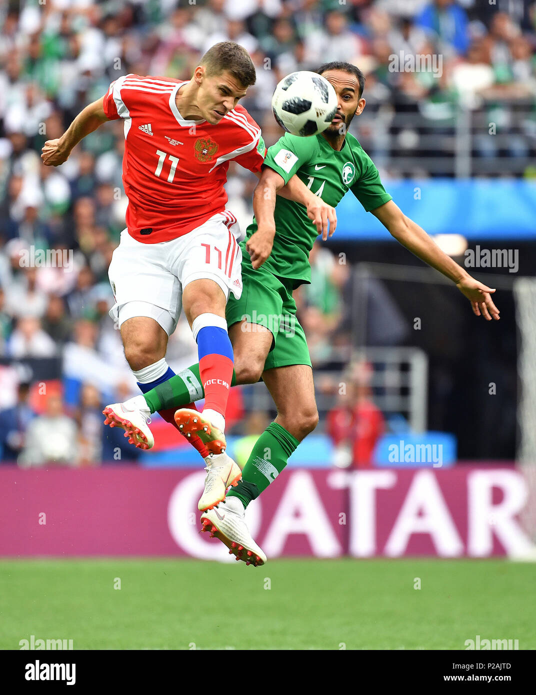 Moscou, Russie. 14 Juin, 2018. La Russie Zobnin Romain (L) le dispute à l'Arabie saoudite Abdullah du Otayf pendant le match d'ouverture de la Coupe du Monde de 2018 à Moscou, Russie, le 14 juin 2018. Credit : Liu Dawei/Xinhua/Alamy Live News Banque D'Images