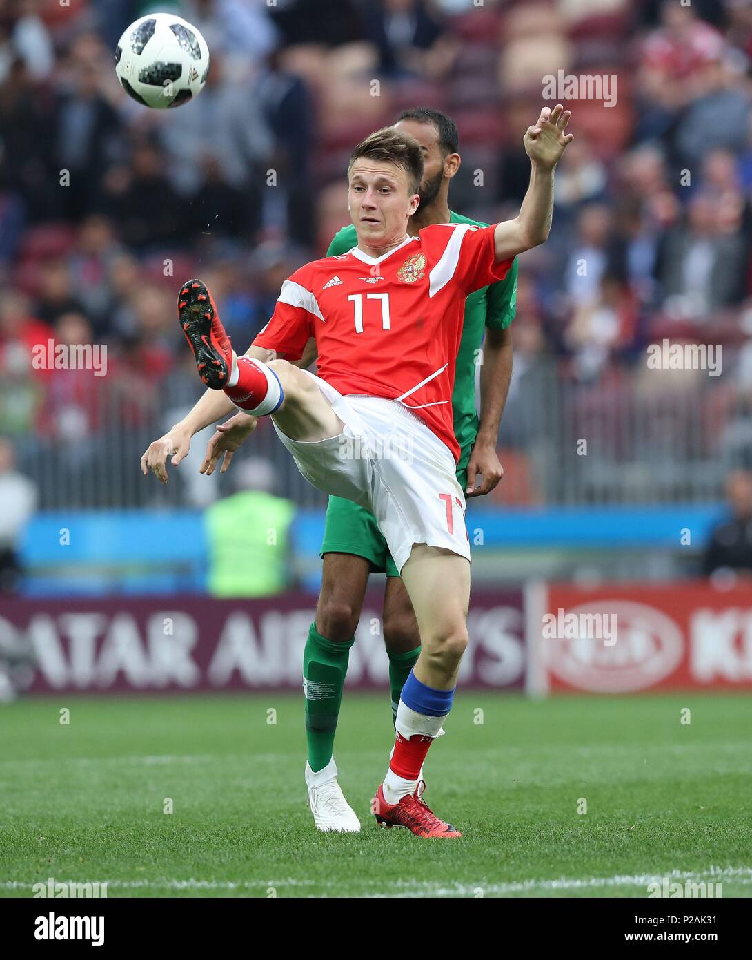 Moscou, Russie. 14 juin 2018. : 14.06.2018 firo, Moscou, football, soccer, l'équipe nationale, la Coupe du Monde 2018 en Russie, la Russie, la Coupe du Monde 2018 en Russie, la Russie, la Coupe du Monde 2018, la Russie La Russie, Match d'ouverture, M01, la Russie - l'Arabie saoudite, Alexandre Golovine contre Abdullah Otayf | Conditions de crédit dans le monde entier : dpa/Alamy Live News Banque D'Images