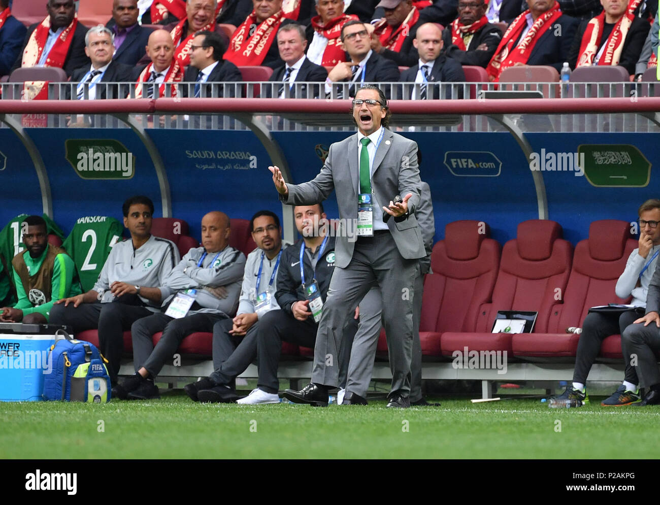 Moscou, Russie. 14 Juin, 2018. L'entraîneur-chef de l'Arabie saoudite, Juan Antonio Pizzi réagit pendant le match d'ouverture contre la Russie à la Coupe du Monde de 2018 à Moscou, Russie, le 14 juin 2018. Credit : Liu Dawei/Xinhua/Alamy Live News Banque D'Images