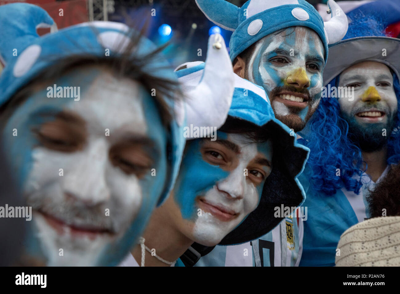 Moscou, Russie. 14 Juin, 2018. Des fans de l'Argentine sur les rues du centre de Moscou pendant le jour de l'ouverture de la Coupe du Monde de la FIFA 2018 en Russie Crédit : Nikolay Vinokourov/Alamy Live News Banque D'Images