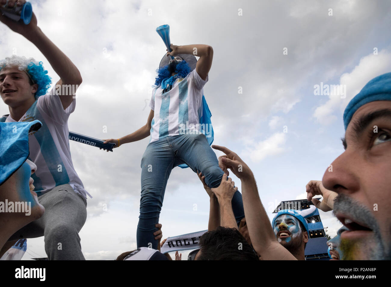 Moscou, Russie. 14 Juin, 2018. Des fans de l'Argentine sur les rues du centre de Moscou pendant le jour de l'ouverture de la Coupe du Monde de la FIFA 2018 en Russie Crédit : Nikolay Vinokourov/Alamy Live News Banque D'Images