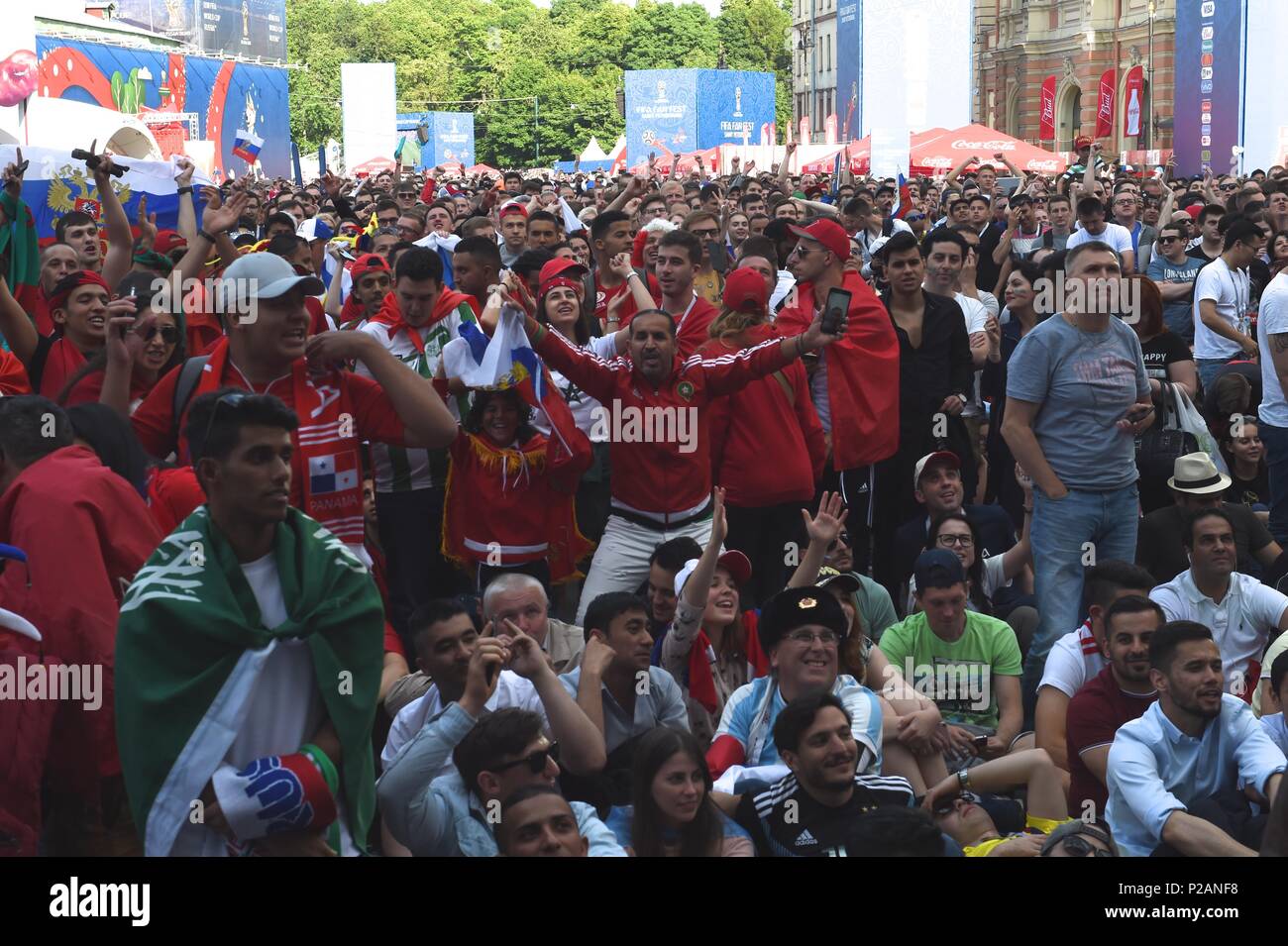 Jun 14, 2018 Saint-Pétersbourg, Russie. Les fans de football du monde entier lors de la Coupe du Monde 2018 match entre la Russie et l'Arabie saoudite au Fan Fest zone. Credit : Shoja Lak/Alamy Live News Banque D'Images