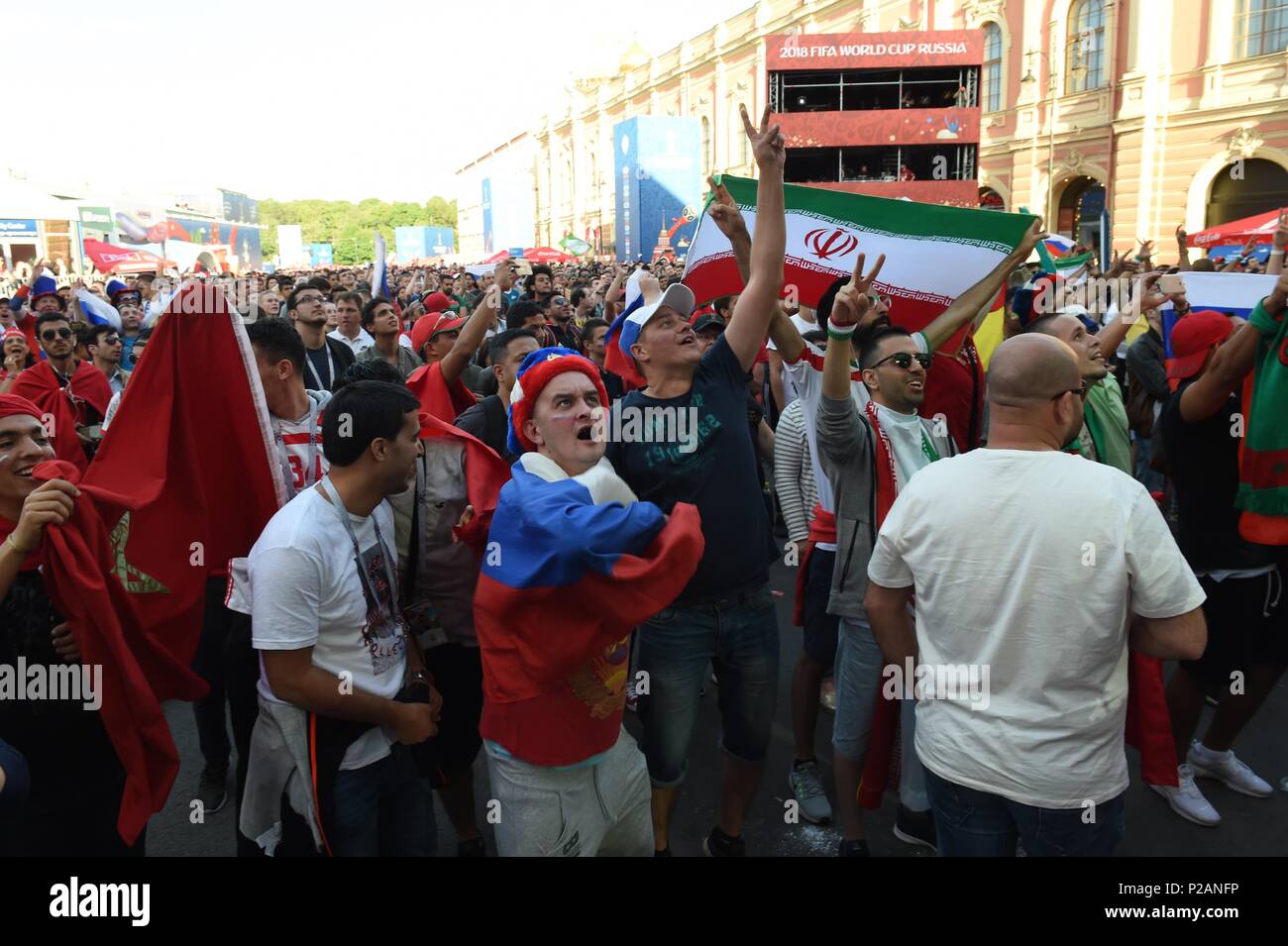 Jun 14, 2018 Saint-Pétersbourg, Russie. Les fans de football du monde entier lors de la Coupe du Monde 2018 match entre la Russie et l'Arabie saoudite au Fan Fest zone. Credit : Shoja Lak/Alamy Live News Banque D'Images