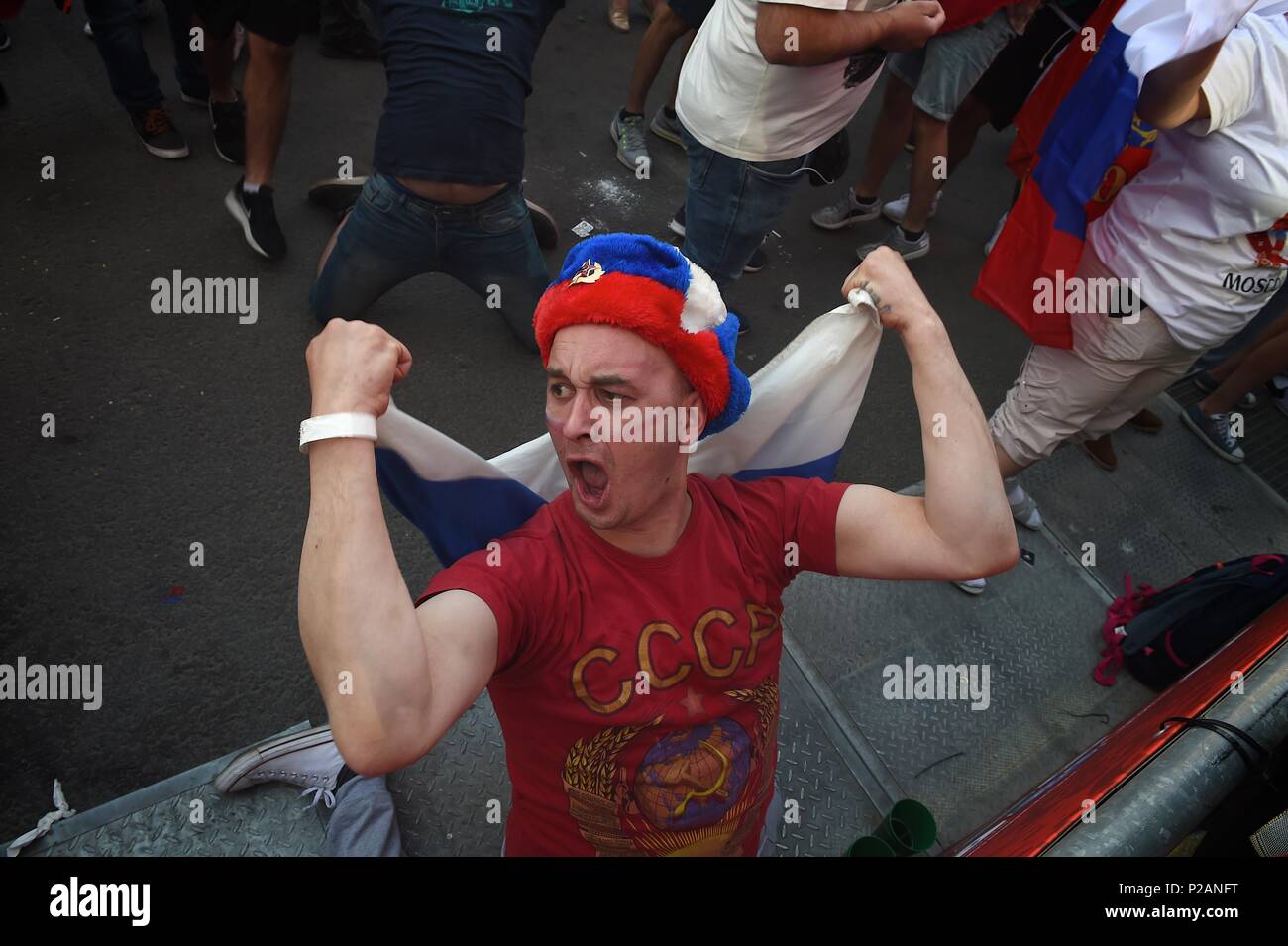 Jun 14, 2018 Saint-Pétersbourg, Russie. Les fans de football du monde entier lors de la Coupe du Monde 2018 match entre la Russie et l'Arabie saoudite au Fan Fest zone. Credit : Shoja Lak/Alamy Live News Banque D'Images