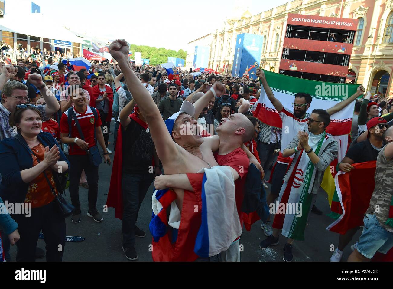 Jun 14, 2018 Saint-Pétersbourg, Russie. Les fans de football du monde entier lors de la Coupe du Monde 2018 match entre la Russie et l'Arabie saoudite au Fan Fest zone. Credit : Shoja Lak/Alamy Live News Banque D'Images