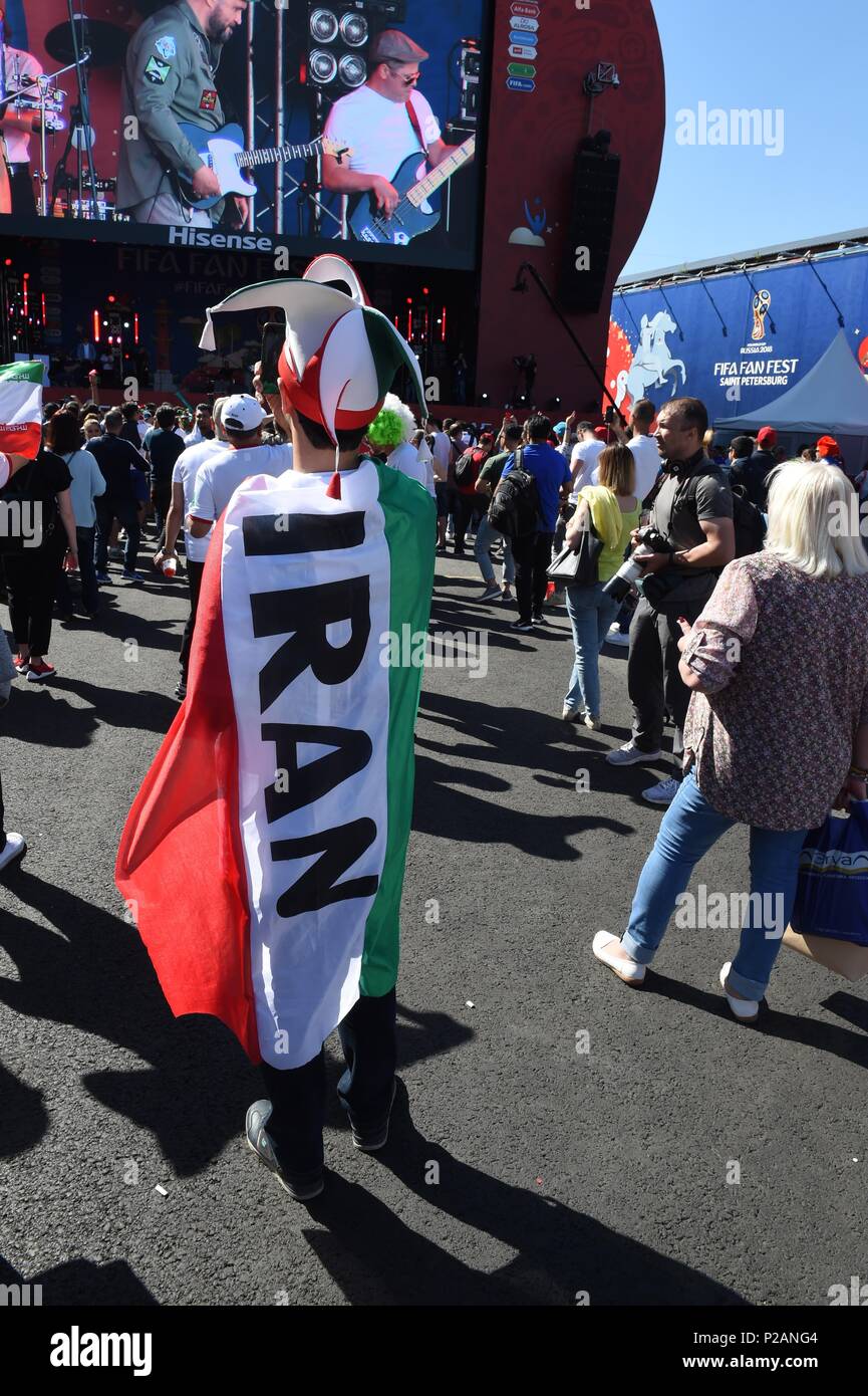 Jun 14, 2018 Saint-Pétersbourg, Russie. Les fans de football du monde entier lors de la Coupe du Monde 2018 match entre la Russie et l'Arabie saoudite au Fan Fest zone. Credit : Shoja Lak/Alamy Live News Banque D'Images