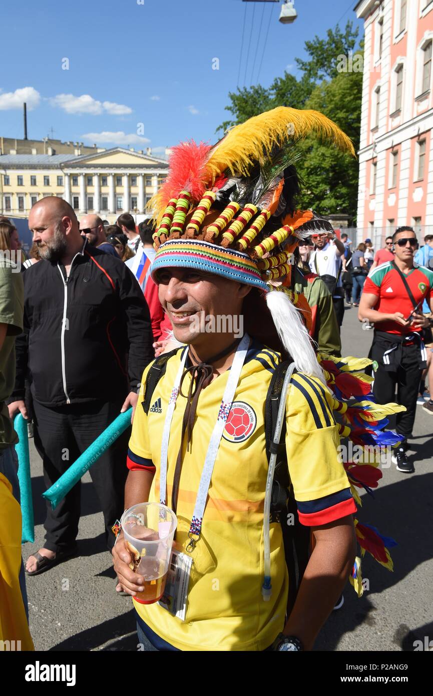 Jun 14, 2018 Saint-Pétersbourg, Russie. Les fans de football du monde entier lors de la Coupe du Monde 2018 match entre la Russie et l'Arabie saoudite au Fan Fest zone. Credit : Shoja Lak/Alamy Live News Banque D'Images