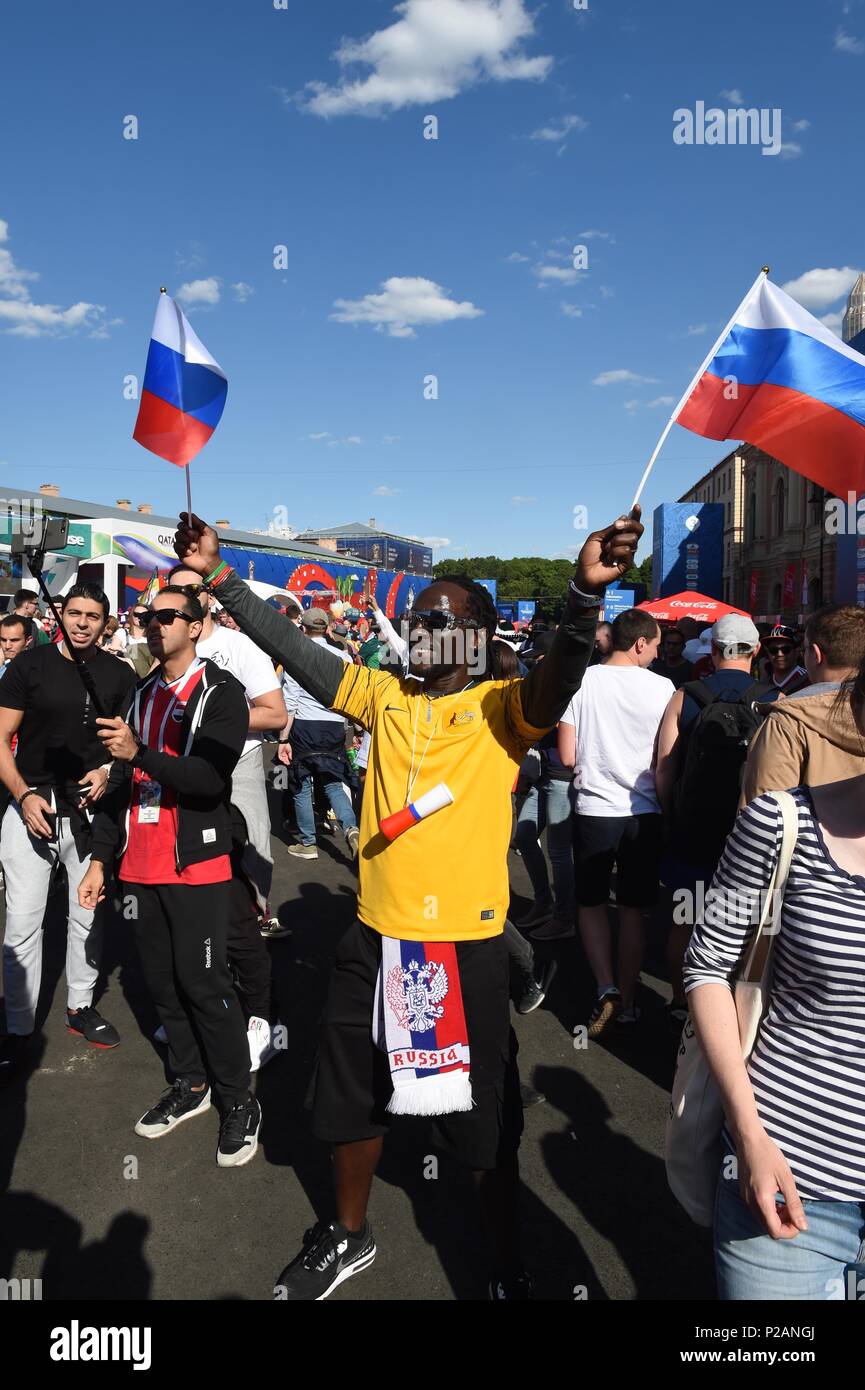 Jun 14, 2018 Saint-Pétersbourg, Russie. Les fans de football du monde entier lors de la Coupe du Monde 2018 match entre la Russie et l'Arabie saoudite au Fan Fest zone. Credit : Shoja Lak/Alamy Live News Banque D'Images