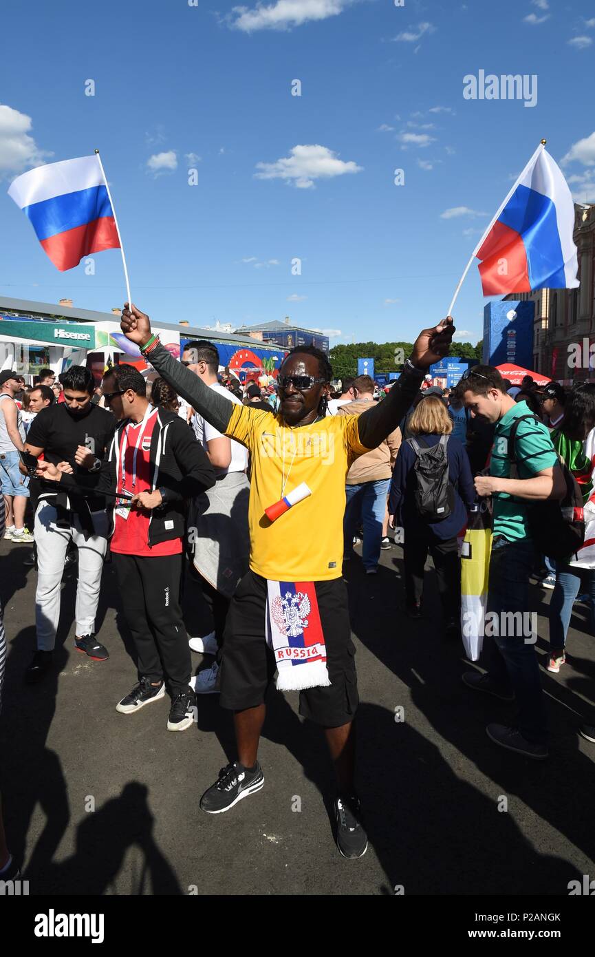 Jun 14, 2018 Saint-Pétersbourg, Russie. Les fans de football du monde entier lors de la Coupe du Monde 2018 match entre la Russie et l'Arabie saoudite au Fan Fest zone. Credit : Shoja Lak/Alamy Live News Banque D'Images