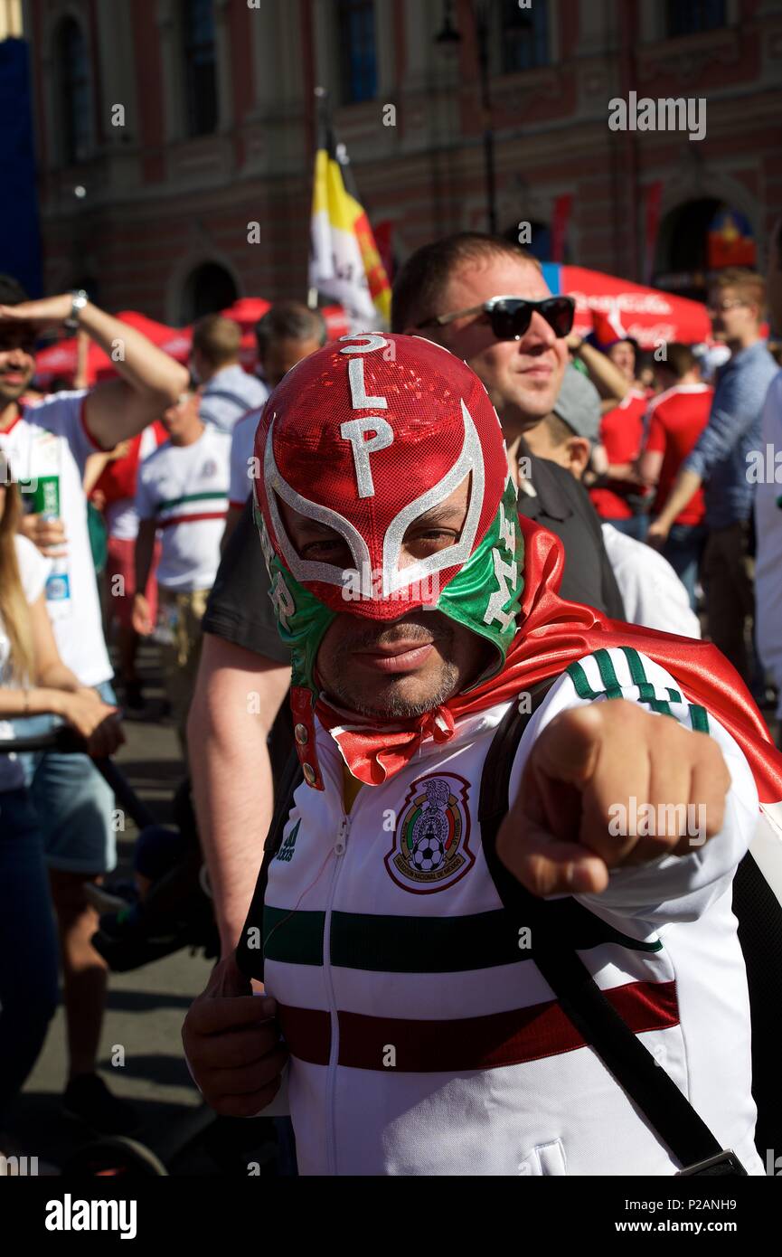 Jun 14, 2018 Saint-Pétersbourg, Russie. Les fans de football du monde entier lors de la Coupe du Monde 2018 match entre la Russie et l'Arabie saoudite au Fan Fest zone. Credit : Shoja Lak/Alamy Live News Banque D'Images