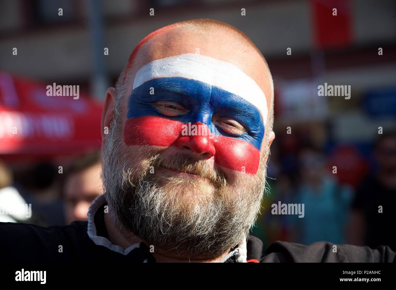 Jun 14, 2018 Saint-Pétersbourg, Russie. Les fans de football du monde entier lors de la Coupe du Monde 2018 match entre la Russie et l'Arabie saoudite au Fan Fest zone. Credit : Shoja Lak/Alamy Live News Banque D'Images