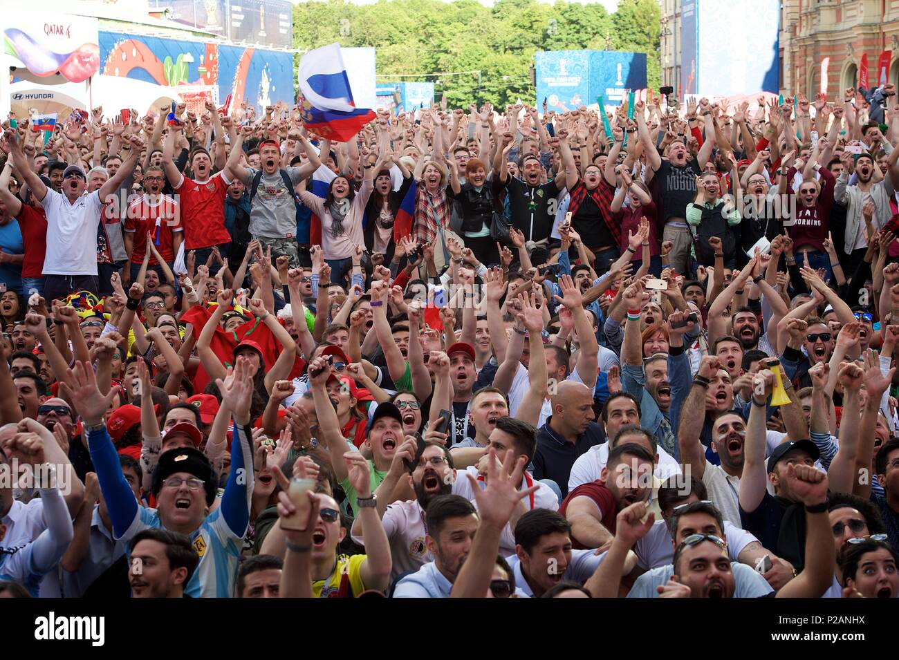 Jun 14, 2018 Saint-Pétersbourg, Russie. Les fans de football du monde entier lors de la Coupe du Monde 2018 match entre la Russie et l'Arabie saoudite au Fan Fest zone. Credit : Shoja Lak/Alamy Live News Banque D'Images