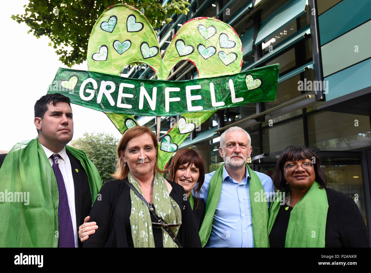 Londres, Royaume-Uni. 14 juin 2018. Jeremy Corbyn, chef syndical, (2e à droite), Emma Dent Coad, travail MP pour Kensington (2e à gauche) et d'autres députés du travail posent pour une photo près de la tour de Grenfell. Les hommages ont lieu dans la région de se rappeler les 72 personnes qui ont été tués sur le premier anniversaire de la tragédie de la tour Grenfell où un petit feu de cuisine est devenu le plus grand brasier vu au Royaume-Uni depuis la Seconde Guerre mondiale. De nombreuses personnes portent un foulard vert - Vert pour Grenfell - En mémoire de ceux qui ont été perdus. Crédit : Stephen Chung / Alamy Live News Banque D'Images