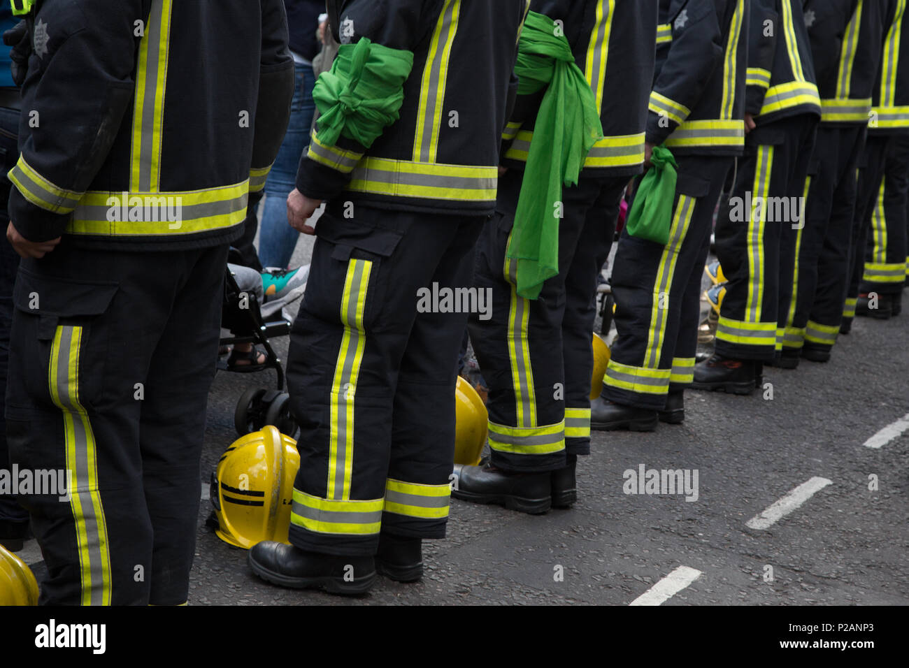 London UK 14 Juin 2018 Les gens s'arrêtent pour enlacer les pompiers au cours d'une marche silencieuse à St Mark's (Kensington Park Memorial Park) sur le premier anniversaire de l'incendie de la tour de Grenfell. Credit : Thabo Jaiyesimi/Alamy Live News Banque D'Images