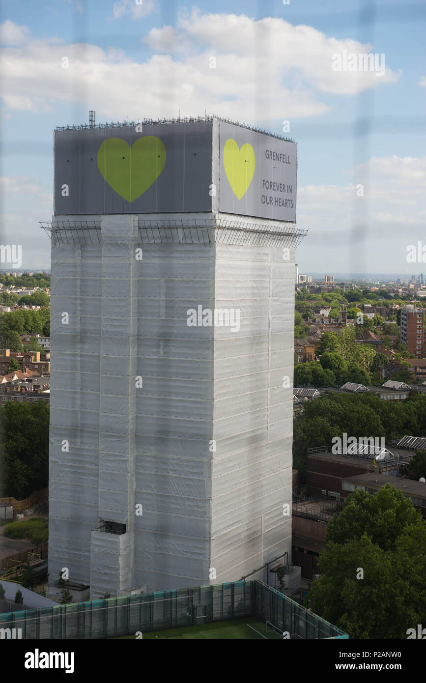 Londres, Angleterre. 14 Juin 2018.Un signe avec 'Grenfell pour toujours dans nos coeurs" est affiché sur le haut de la tour de Grenfell. Marche silencieuse est organisée pour marquer le premier anniversaire de l'incendie de la tour de Grenfell, qui a coûté la vie à 72 personnes. ©MICHAEL Tubi/Alamy Live News Banque D'Images