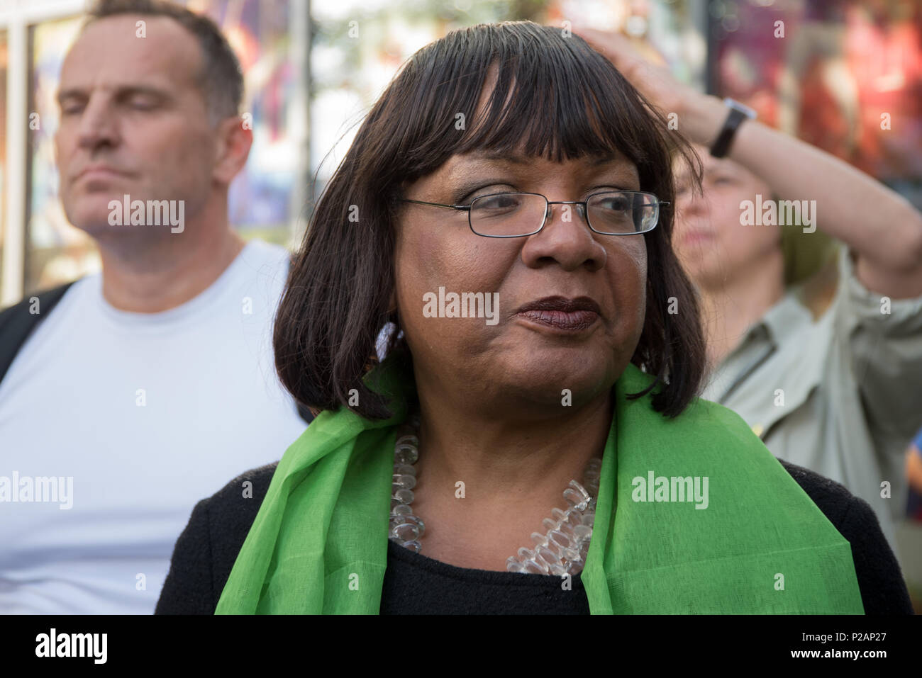 Londres, Royaume-Uni. 14 juin 2018. Diane Abbott se joint à trente mille manifestants lors de la marche silencieuse de Grenfell - 1 an sur pour marquer l'anniversaire de l'incendie de la tour de Grenfell, demander justice pour Grenfell le 14 juin 2018, Londres, Royaume-Uni. Credit : Voir Li/Alamy Live News Banque D'Images