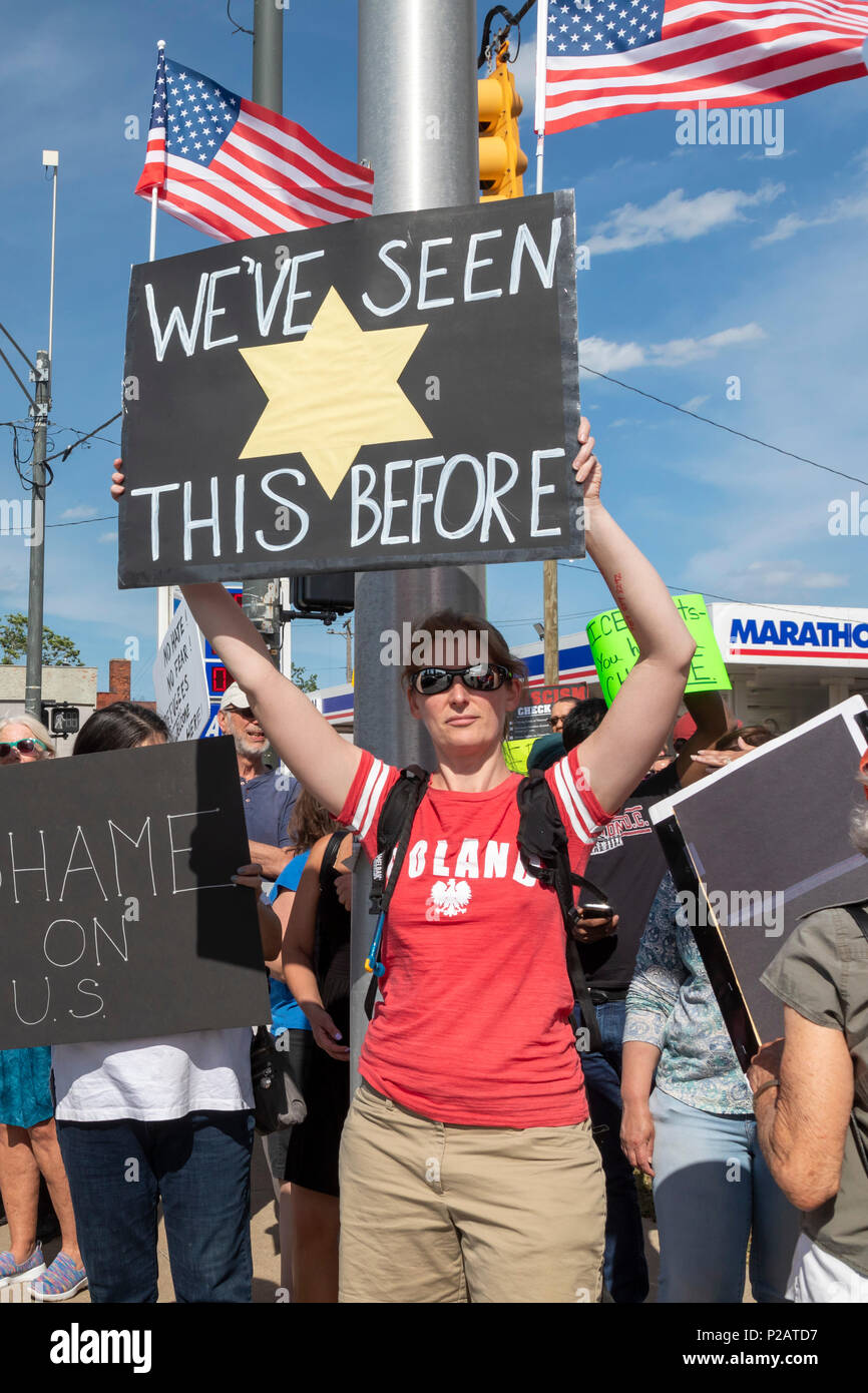 Detroit, Michigan, USA - 14 juin 2018 - Des manifestants s'opposent à la politique de l'administration d'atout de séparer les enfants de leurs parents à la frontière entre les États-Unis et le Mexique. La doublure rue devant l'Immigration and Customs Enforcement centre de détention, le groupe faisait partie de protestation dans de nombreuses villes organisé par familles appartiennent ensemble. Crédit : Jim West/Alamy Live News Banque D'Images