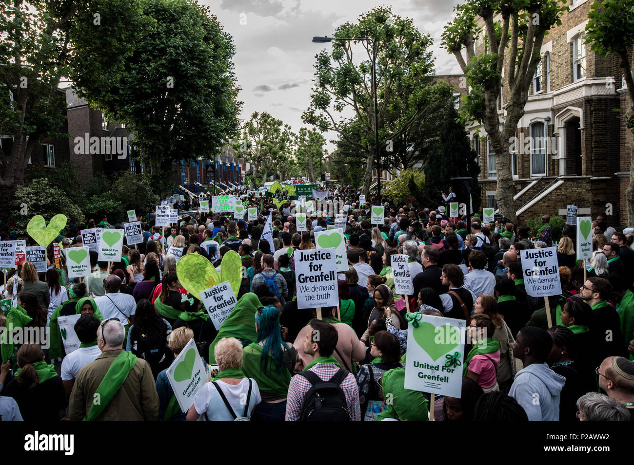 Londres, Royaume-Uni. 14 Juin, 2018. Les gens vu la tenue de plusieurs plaques au cours de la marche silencieuse de Grenfell, lorsqu'ils arrivent au Kensington Memorial Park.Sur le premier anniversaire de l'incendie de la tour de Grenfell, qui a tué 72 personnes, la zone autour de la tour a été rempli avec des fleurs, des bougies et des messages en souvenir de ceux qui ont perdu la vie. Credit : Brais G. Rouco SOPA/Images/ZUMA/Alamy Fil Live News Banque D'Images