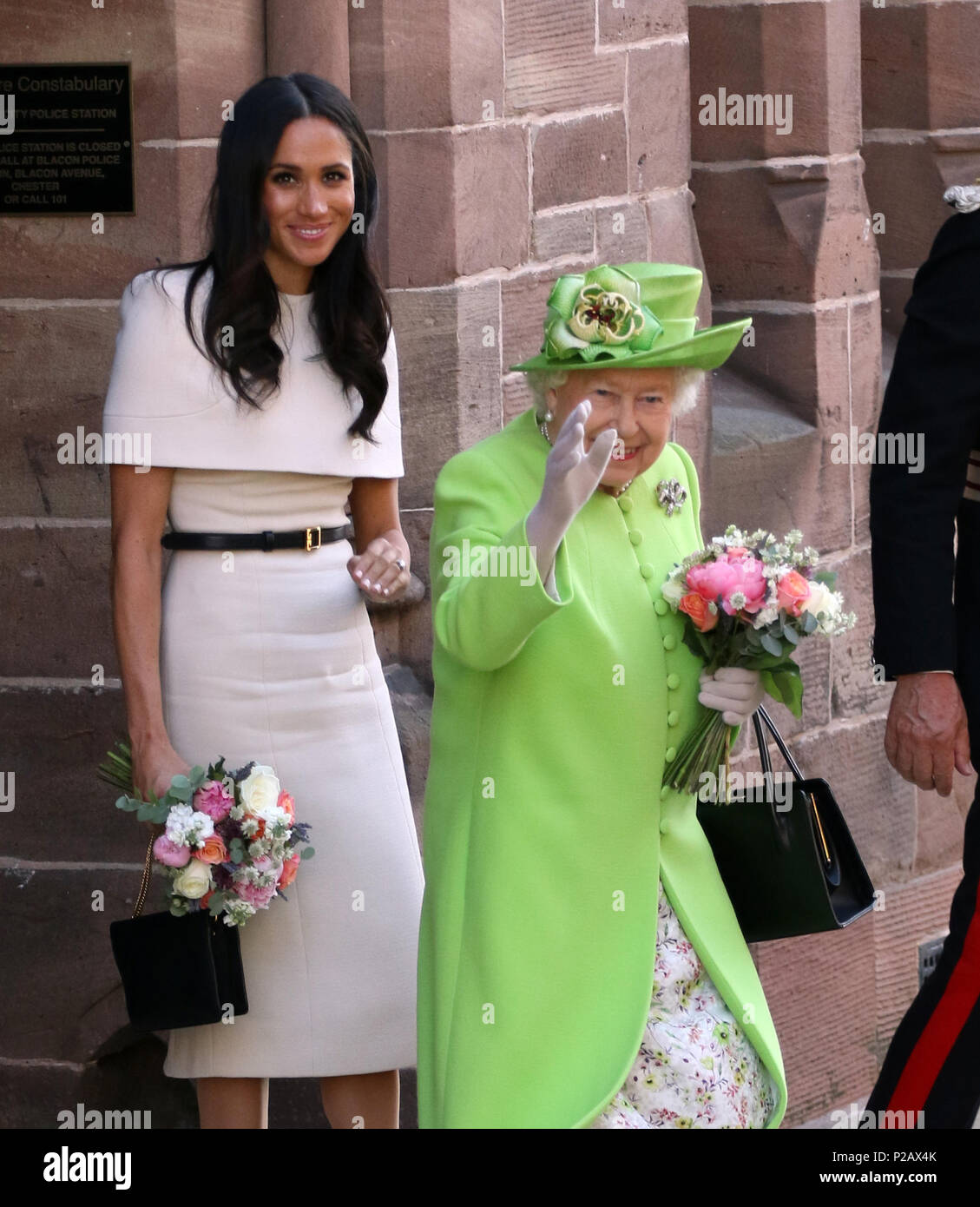 Sa Majesté la Reine Elizabeth II et Meghan Markle, duchesse de Sussex, visiter Chester sur leur premier engagement public ensemble. Chester, Cheshire, le 14 juin 2018. Crédit : Paul Marriott/Alamy Live News Banque D'Images