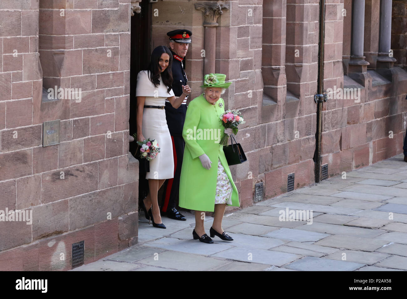 Sa Majesté la Reine Elizabeth II et Meghan Markle, duchesse de Sussex, visiter Chester sur leur premier engagement public ensemble. Chester, Cheshire, le 14 juin 2018. Crédit : Paul Marriott/Alamy Live News Banque D'Images