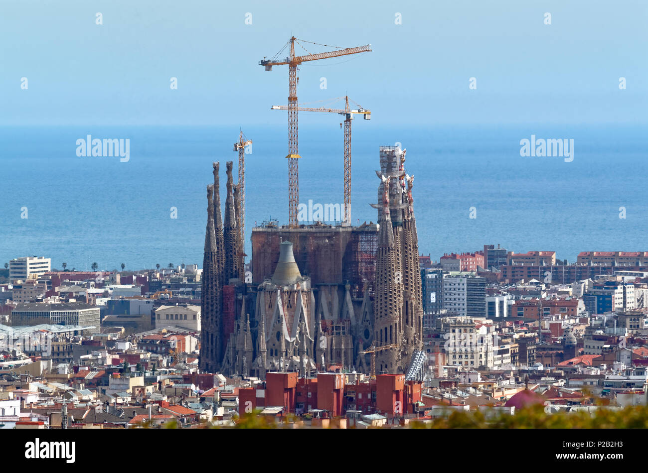 Barcelone, Espagne - 30 mars 2015 : vue panoramique sur la Sagrada Familia au-dessus de toits de Barcelone, de bunkers del Carmel. Banque D'Images