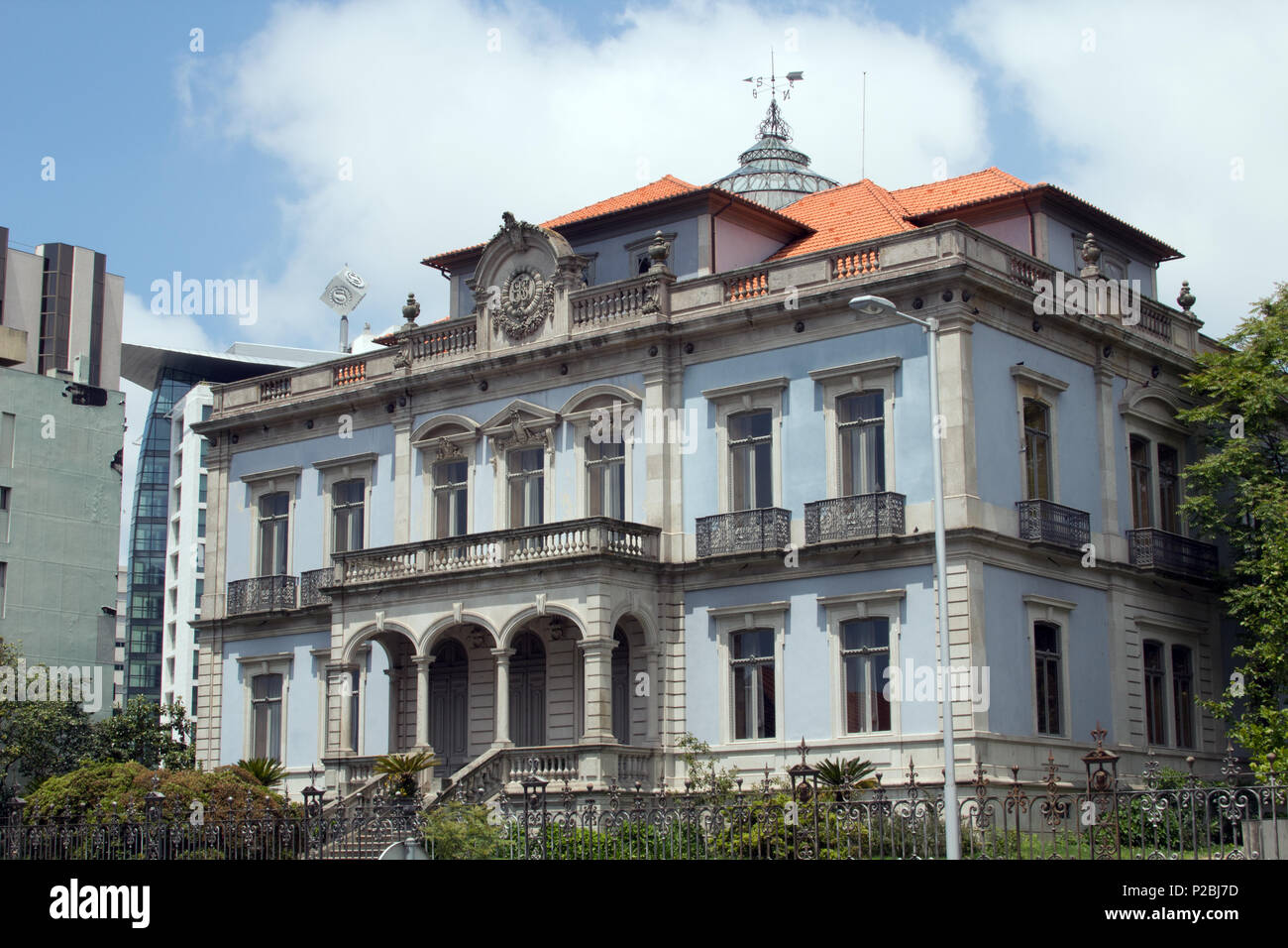 Une grande maison sur l'Avenida da Boavista Porto, Portugal Banque D'Images