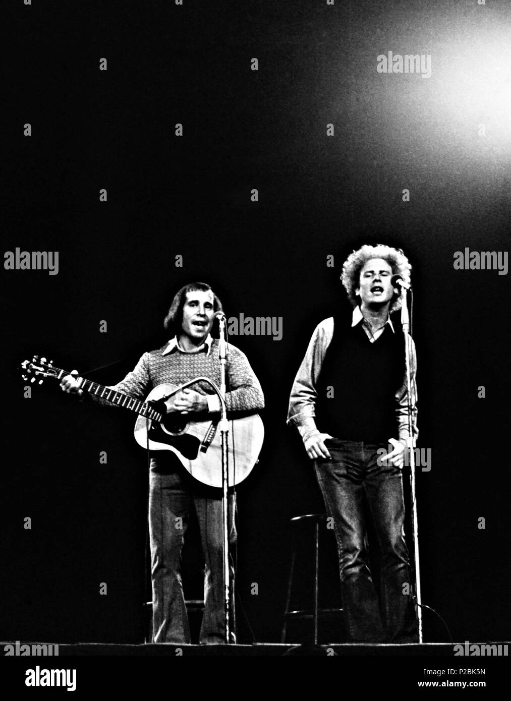Art Garfunkel et Paul Simon à effectuer un "ensemble w/McGovern' concert pour la présidentielle. Madison Square Garden, New York, 1972. Banque D'Images