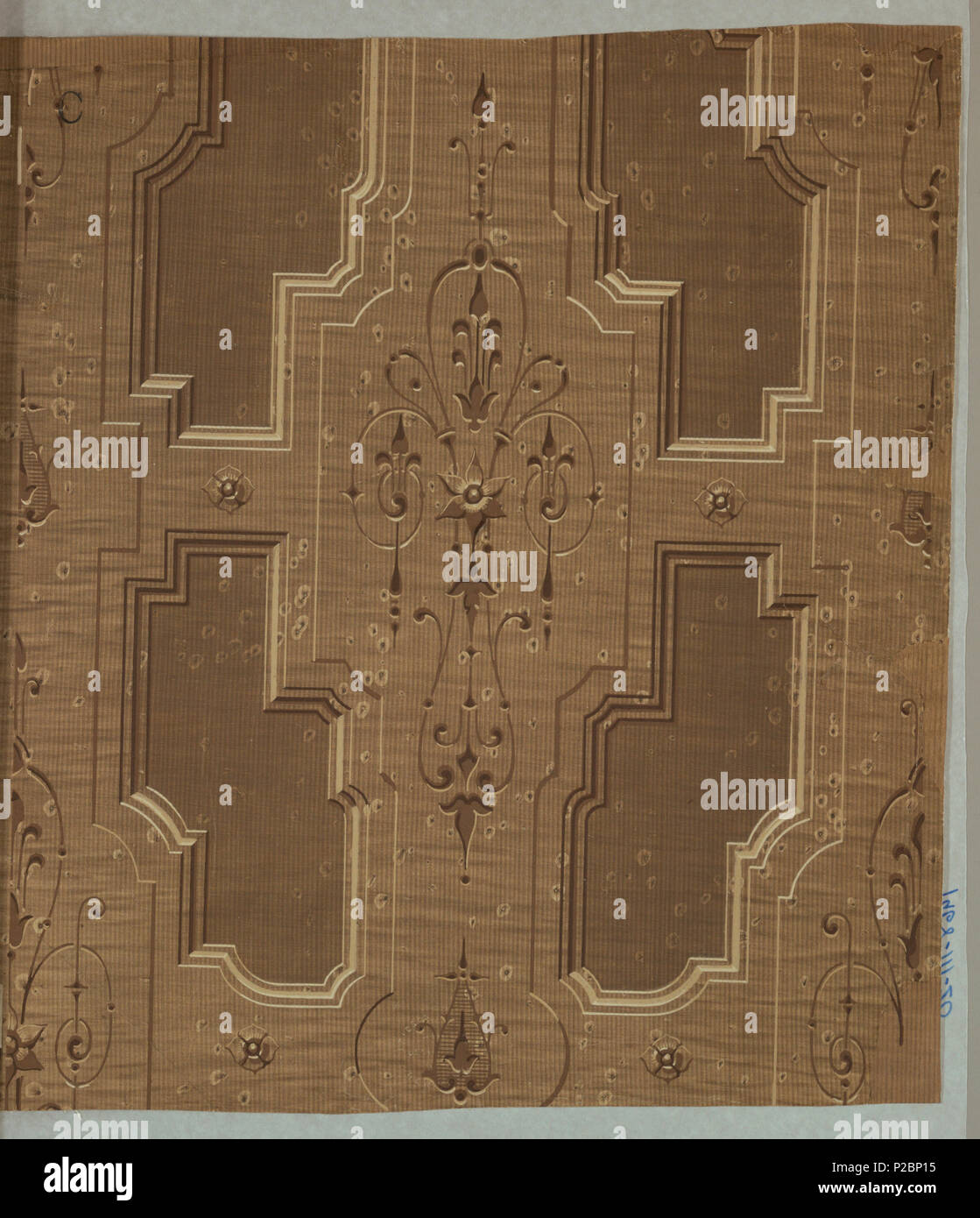 . Anglais : flanc (France), 1905 . Anglais : panneaux en médaillon en bois imitation peu profondes avec de fines sculptures morte, fleurs stylisées. Imprimé dans des tons de brun et blanc. . 1905289 flanc (France), 1905 (CH) 18462633-2 Banque D'Images