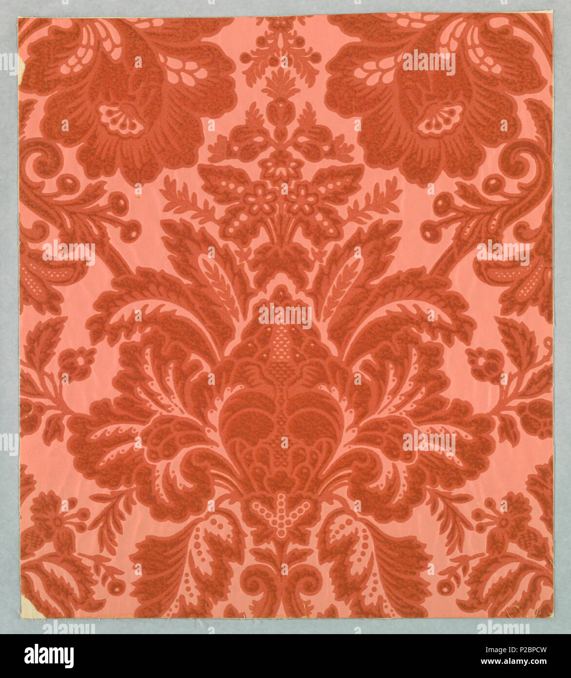 . Flanc : Anglais (USA), 1920 . Anglais : design symétrique composé de feuillage, tiré sur une plus grande échelle. Sujets : un motif central de l'artichaut à feuilles d'acanthe de branchement de chaque côté. Du haut est de plus en plus d'un jet de trois petites fleurs d'où jaillissent trois bourgeons. La conception est celle d'un lit Queen Anne ou au début de Chippendale damask qui simule le papier ce troupeau. Lignes horizontales fines en relief sur l'arrière-plan. . 1920291 flanc (USA), 1920 (CH) 18572265-2 Banque D'Images