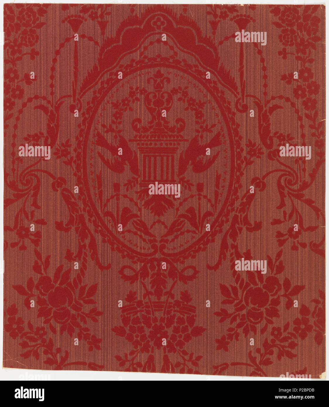 . Flanc : Anglais (USA), 1920 . Anglais : design symétrique, l'influence classique. Médaillon ovale contenant une paire de tourterelles offensée avec laurel bough en bouche. Au bas de l'ovale est une simulation frangé, draperies festonnées maintenu en place par des cordes et des glands. En haut de chaque côté à l'ovale est une paire de cornes remplies de roses. C'est inspiré d'un design de la fin du 18ème siècle. Le dessin est imprimé en rouge profond alors que le troupeau est un vieux champ strie rouge terminé dans un glacis mat. . 1920291 flanc (USA), 1920 (CH) 18572243-2 Banque D'Images