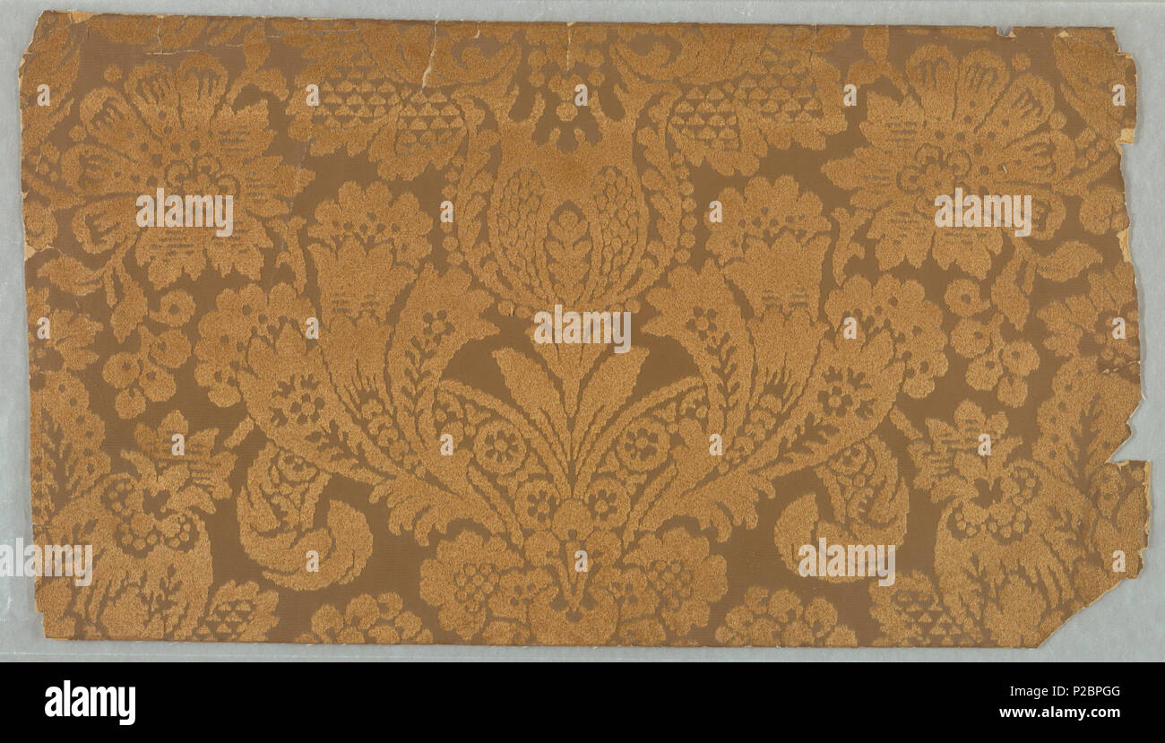 . Anglais : Flanc - Fragment (Angleterre), ca. 1900 . Anglais : largeur complète donnant moins d'une répétition de la conception symétrique développé verticalement de foliée et formes florales suggérant de Damas le début du 18e siècle. Imprimé en brun clair sur le sol brun neutre troupeau sur papier gaufré. . Vers 1900 291 - Fragment de paroi latérale (Angleterre), ca. (1900 CH 18562377-2) Banque D'Images