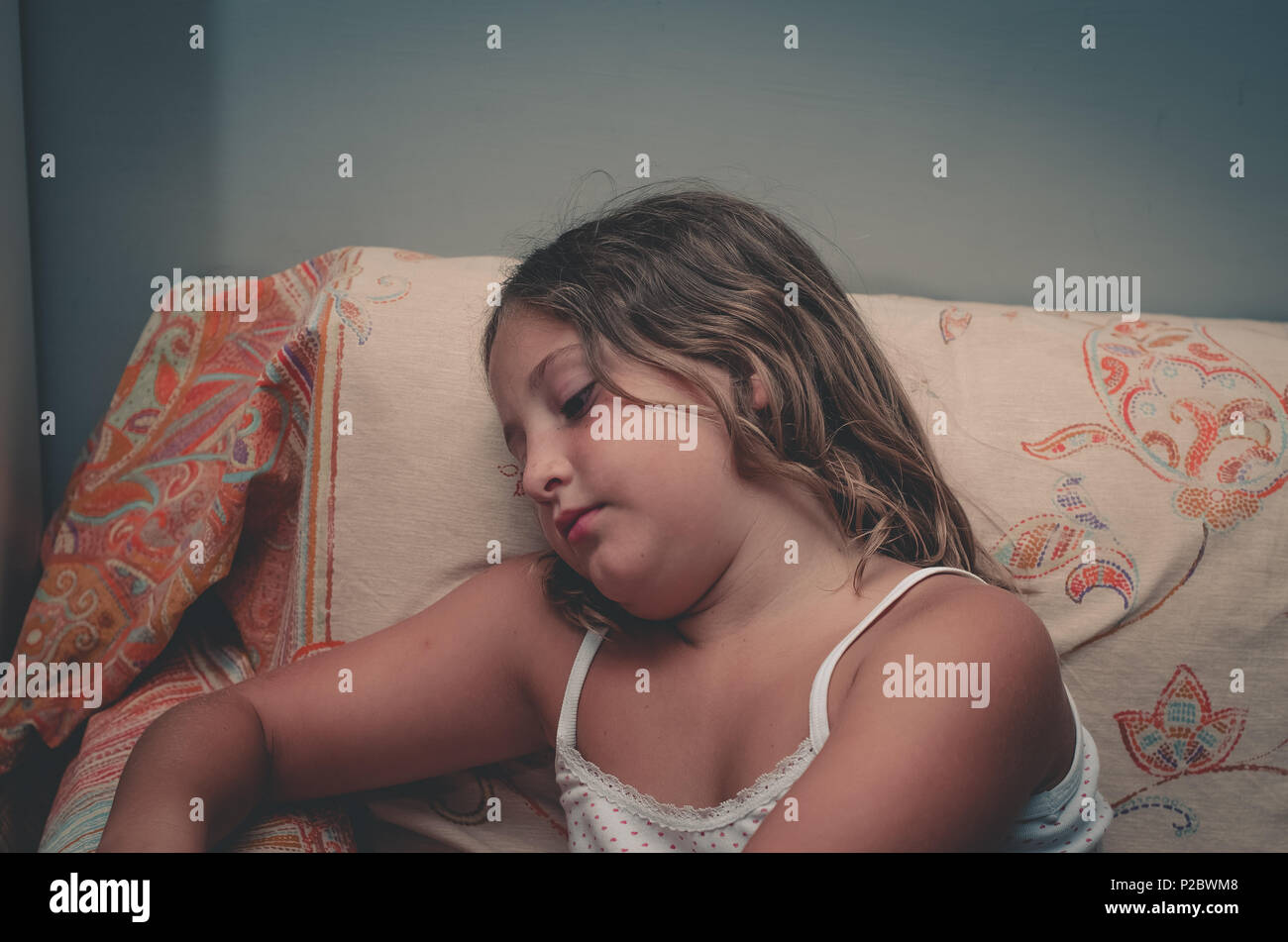 Portrait de petite fille triste sur le canapé Banque D'Images