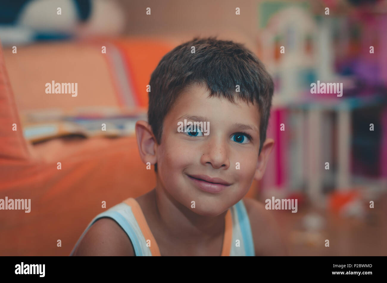 Portrait d'un garçon aux yeux bleus à la surprise Banque D'Images