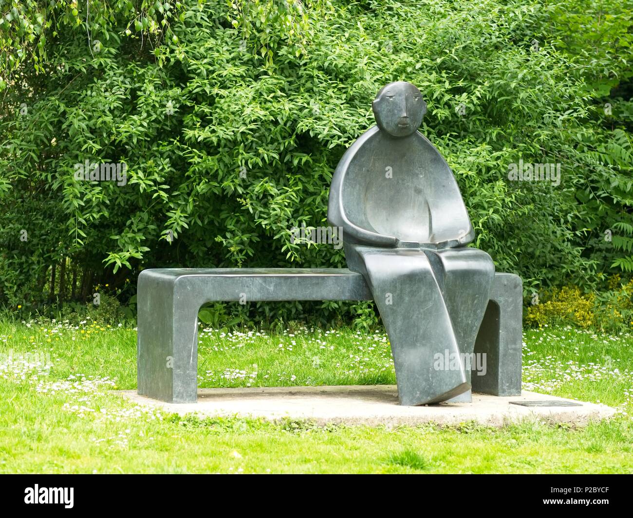 L'homme sur le banc par Giles Penny, Bruton, Somerset, UK Banque D'Images