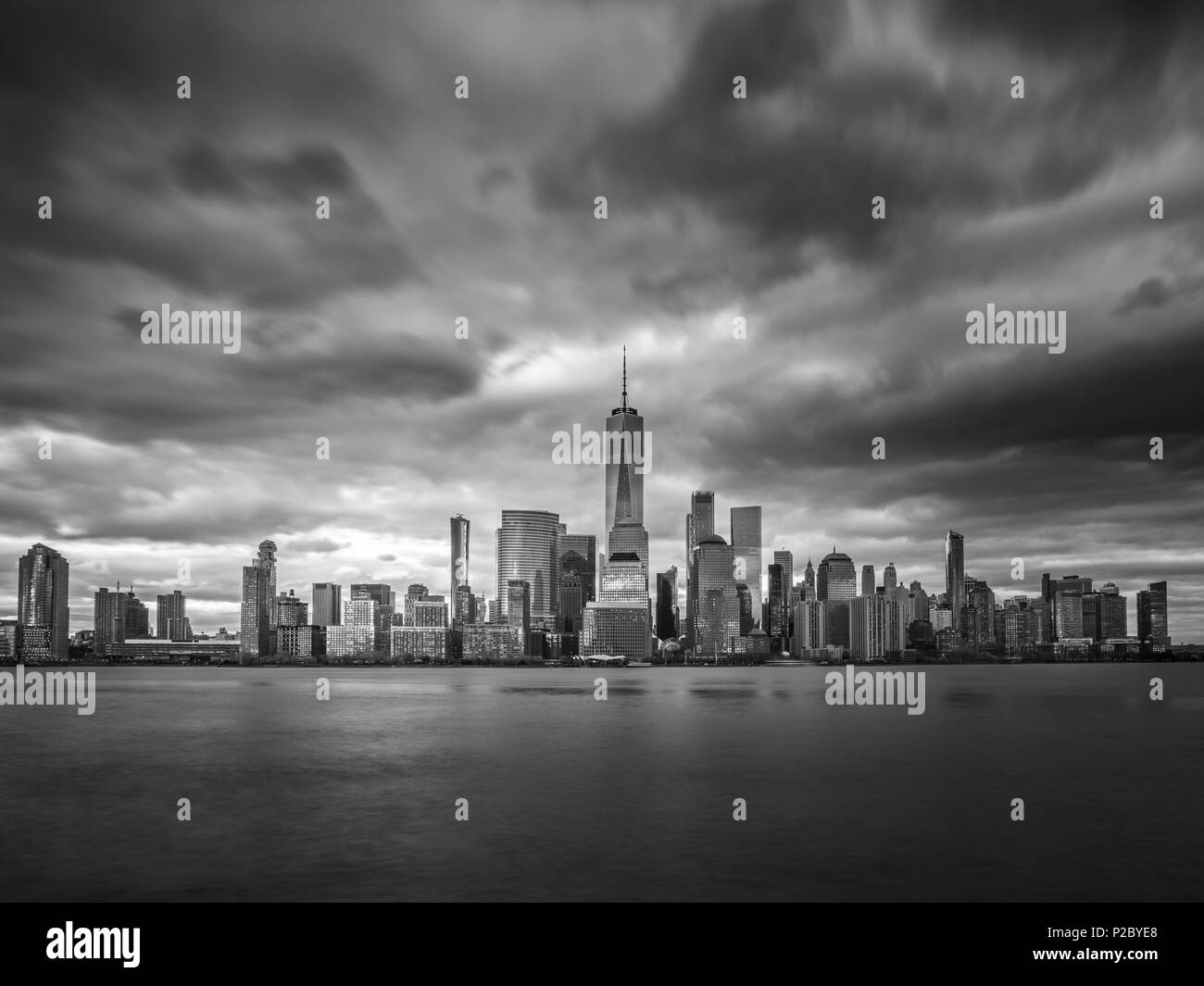 Le noir et blanc vue panoramique du World Trade Center et Manhattan au coucher du soleil sur la rivière Hudson de New Jersey, New York, USA Banque D'Images