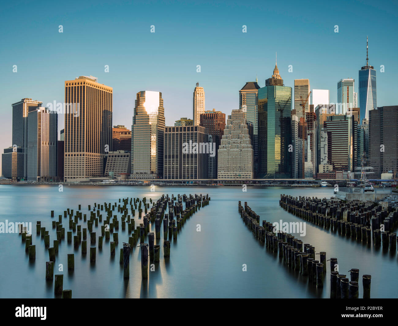 Une longue exposition du World Trade Center, Manhattan et Brooklyn ancien embarcadère d'autre côté de l'East River à Brooklyn, New York, USA Banque D'Images