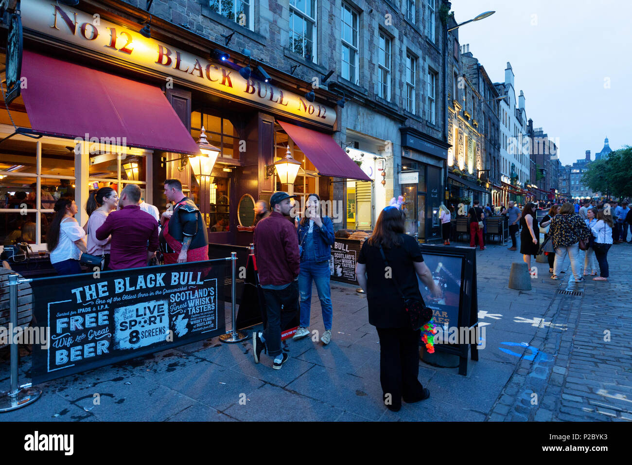 La vie nocturne d'Édimbourg - samedi soir à Edinburgh old town - Les gens de l'extérieur de la Black Bull pub, Grassmarket, Édimbourg, Écosse, Royaume-Uni Banque D'Images