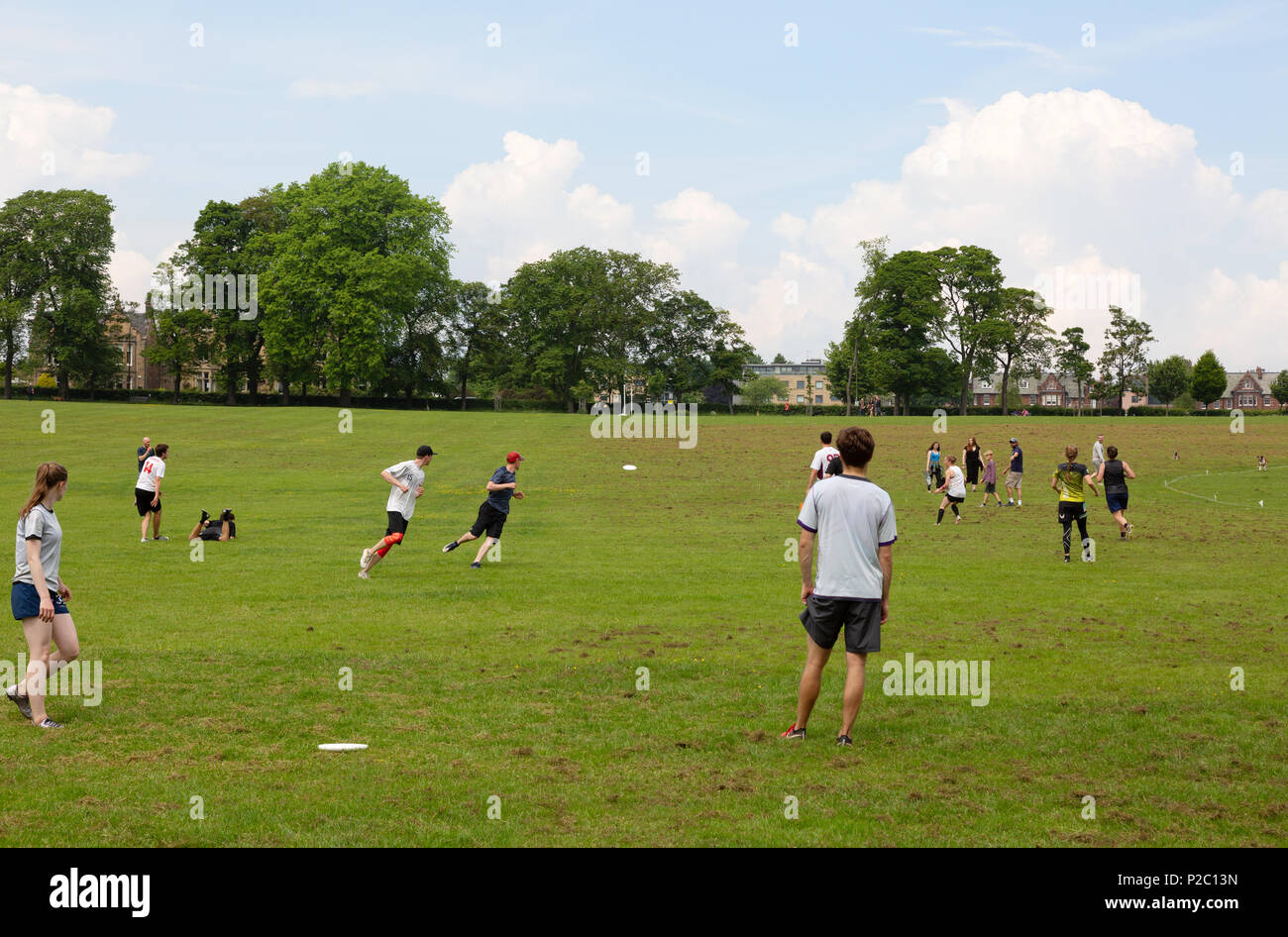 Des personnes jouant dans frisbee Inverleith park, Edinburgh Scotland UK Banque D'Images