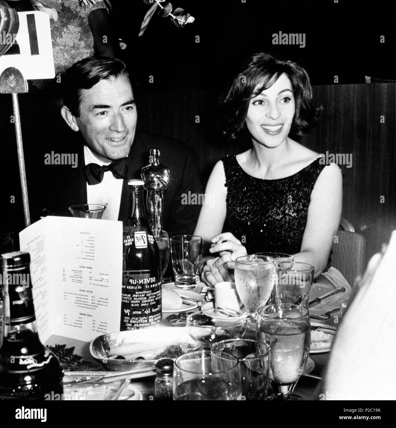 Description : La 35e Academy Awards / 1963. Gregory Peck est assis avec sa femme Véronique et il a remporté l'Oscar du meilleur acteur dans "To Kill a Mockingbird".. Film Original Titre : HISTOIRE DU CINÉMA : OSCARS. Titre en anglais : HISTOIRE DU CINÉMA : OSCARS. Année : 1963. Stars : Gregory Peck. Banque D'Images