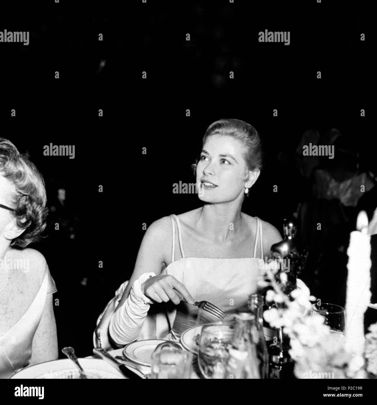 Description : La 27e Academy Awards / 1955. Grace Kelly au cours de cérémonie des Oscars le dîner.. Film Original Titre : HISTOIRE DU CINÉMA : OSCARS. Titre en anglais : HISTOIRE DU CINÉMA : OSCARS. Année : 1955. Stars : GRACE KELLY. Banque D'Images