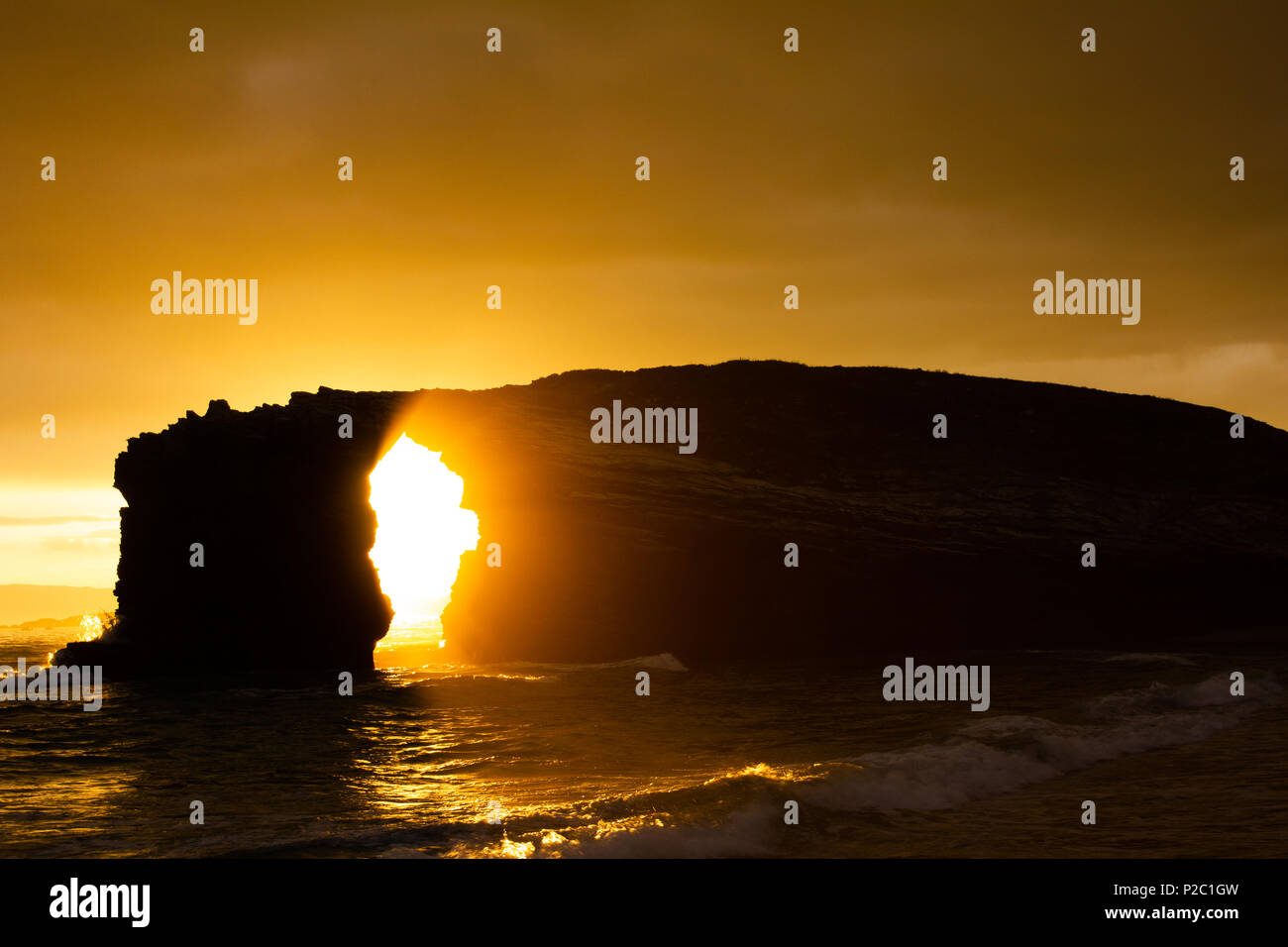 Coucher du soleil à las catedrales beach dans la mer du nord en Espagne. La silhouette d'une image d'une structure rocheuse à la plage Banque D'Images