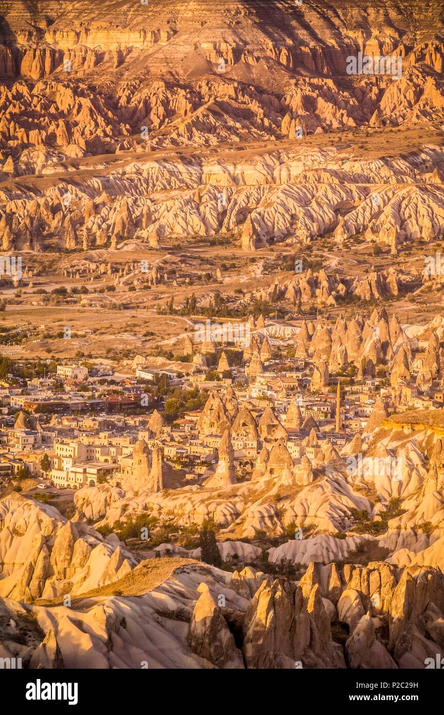 La Turquie, l'Anatolie Centrale, Nev&# x15f;ehir, province Cappadoce Site du patrimoine mondial de l'UNESCO, vue d'ensemble du village d'Uçhisar de sa citadelle, collines de tuf volcanique, des cheminées de fées et des habitations troglodytes en fin d'après-midi Banque D'Images