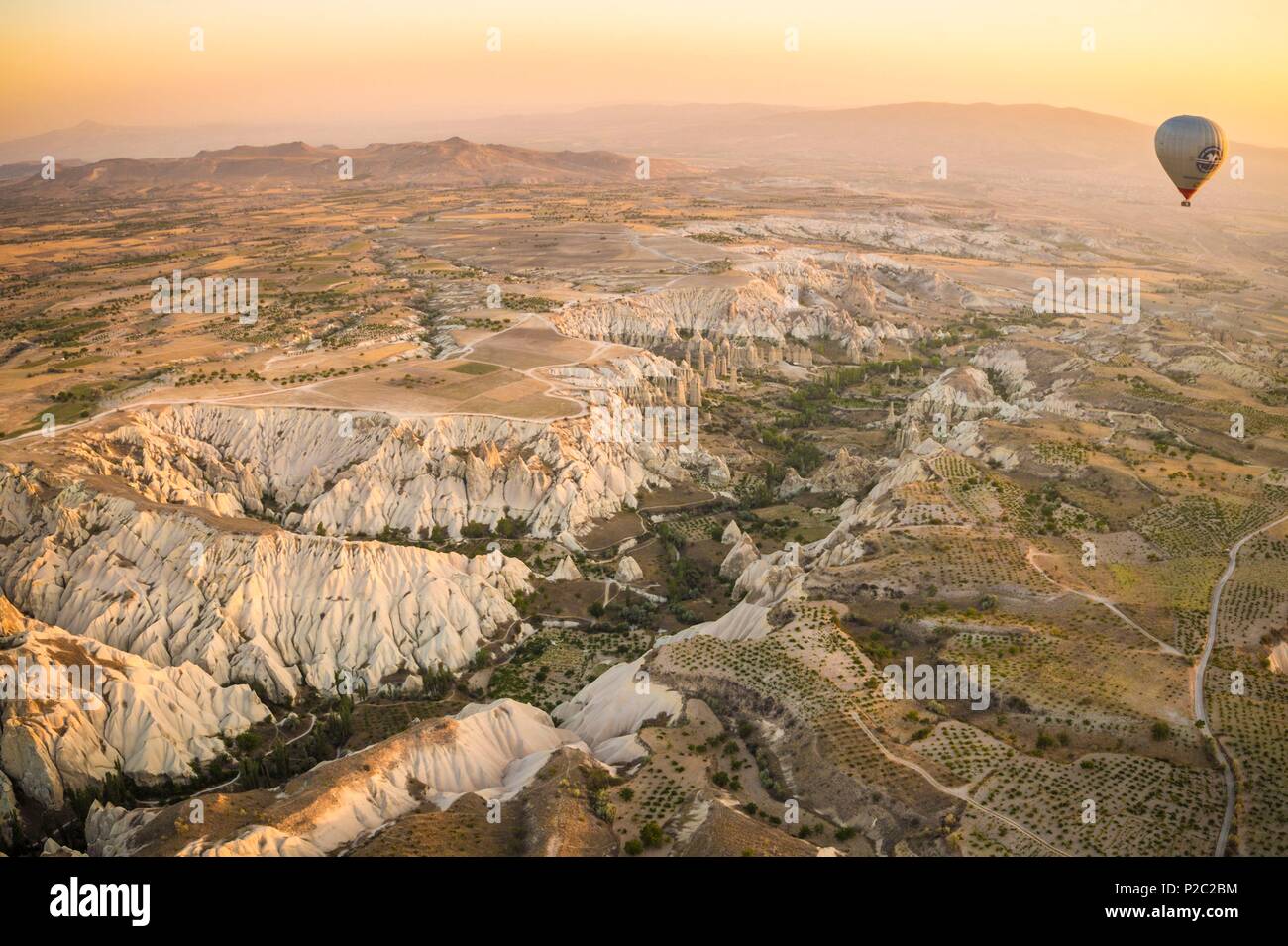 La Turquie, l'Anatolie Centrale, Nev&# x15f;province ehir, Cappadoce, site classé au Patrimoine Mondial de Göreme, l'agriculture dans les collines de tuf volcanique du parc national de Göreme, au lever du soleil (vue aérienne) Banque D'Images