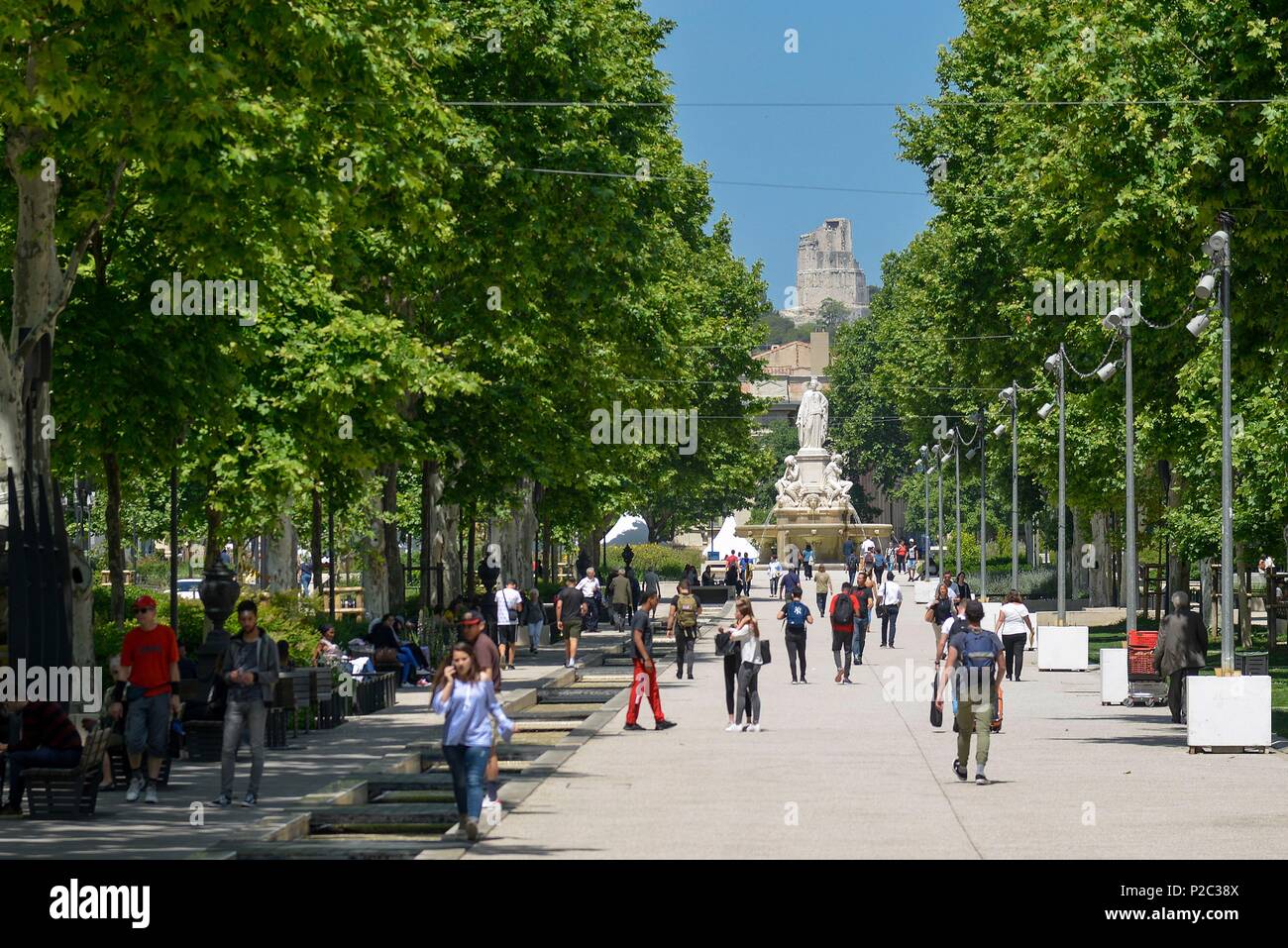 La France, Gard, Nîmes, Avenue Fauchères, sentier piétonnier menant à l'esplanade Charles-de-Gaulle Banque D'Images